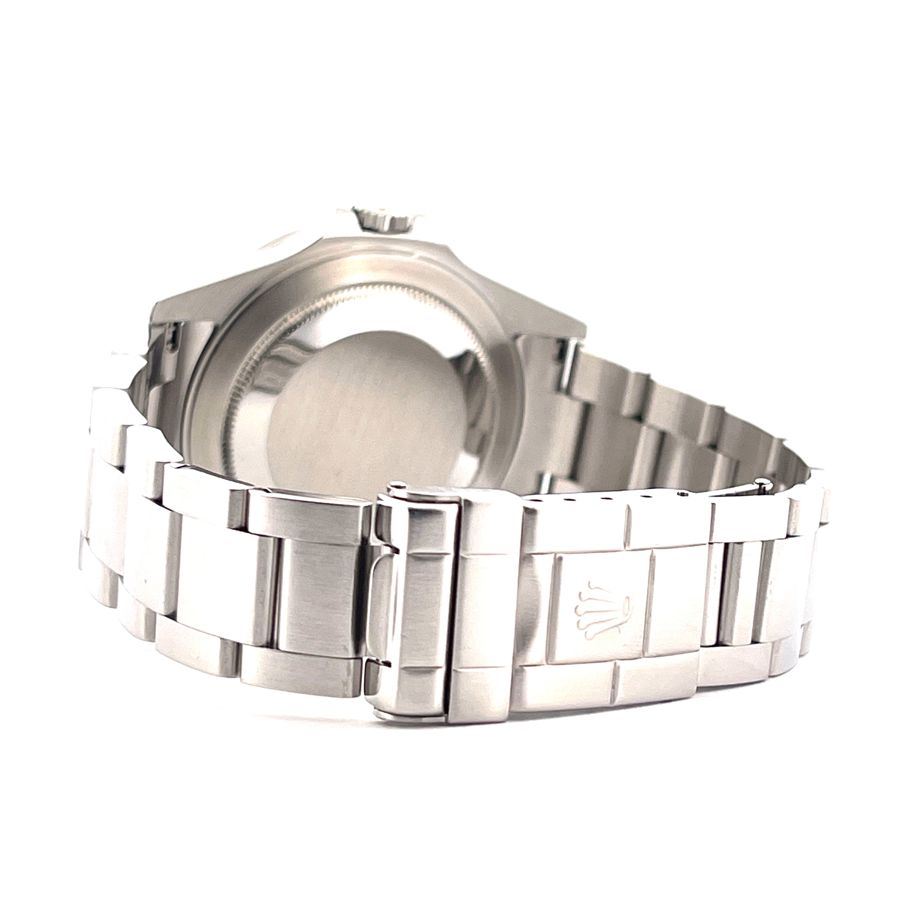 Seitenansicht einer Rolex White Polar Dial 16570T mit geschlossenem Stahlband und Rolex-Logo auf der Schließe