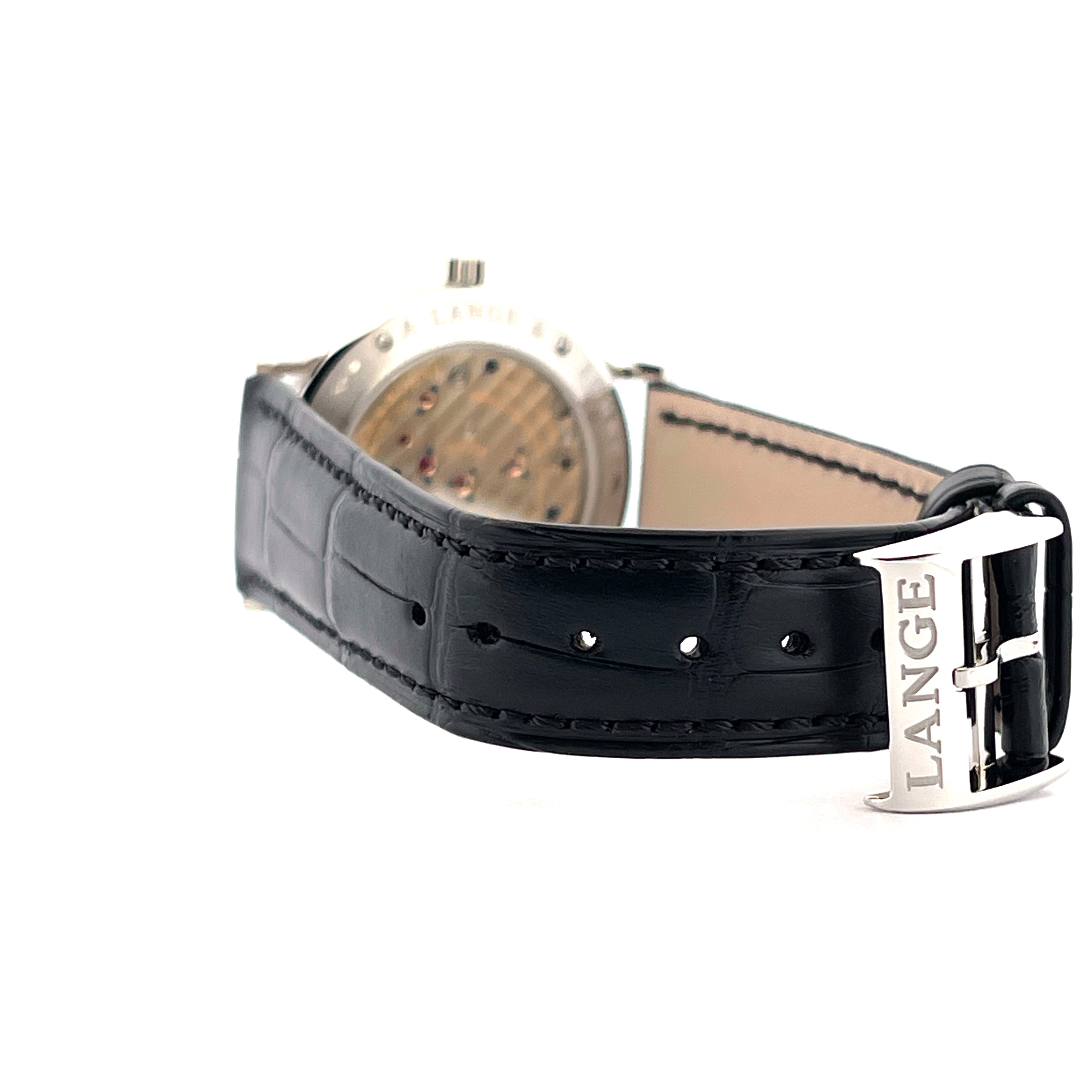 Seitenansicht eines A. Lange & Söhne 1815 Up Down Platin-Armbandes mit silberner Schnalle