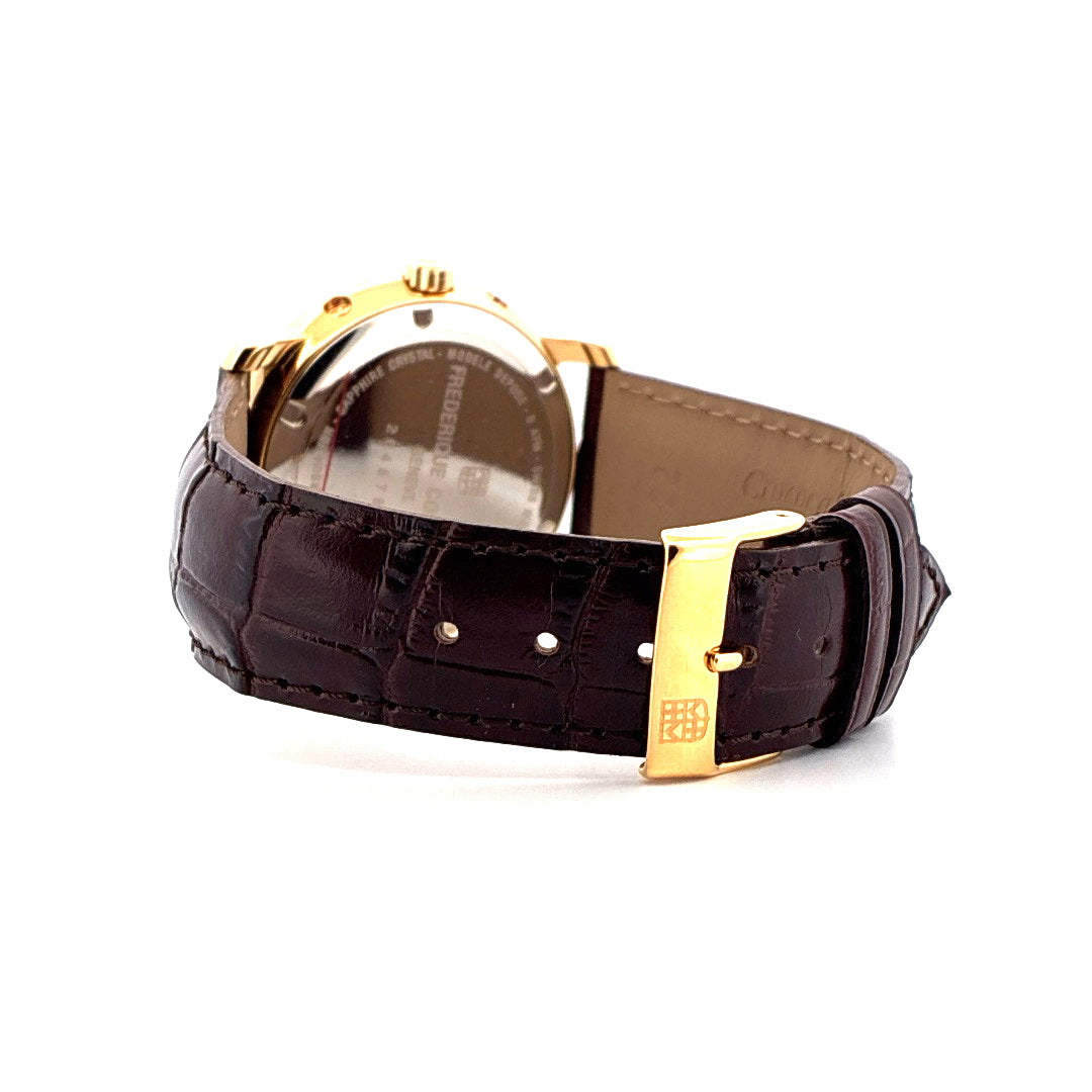 Detailaufnahme des braunen Krokodillederarmbands einer Frederique Constant Business Timer Automatik-Uhr