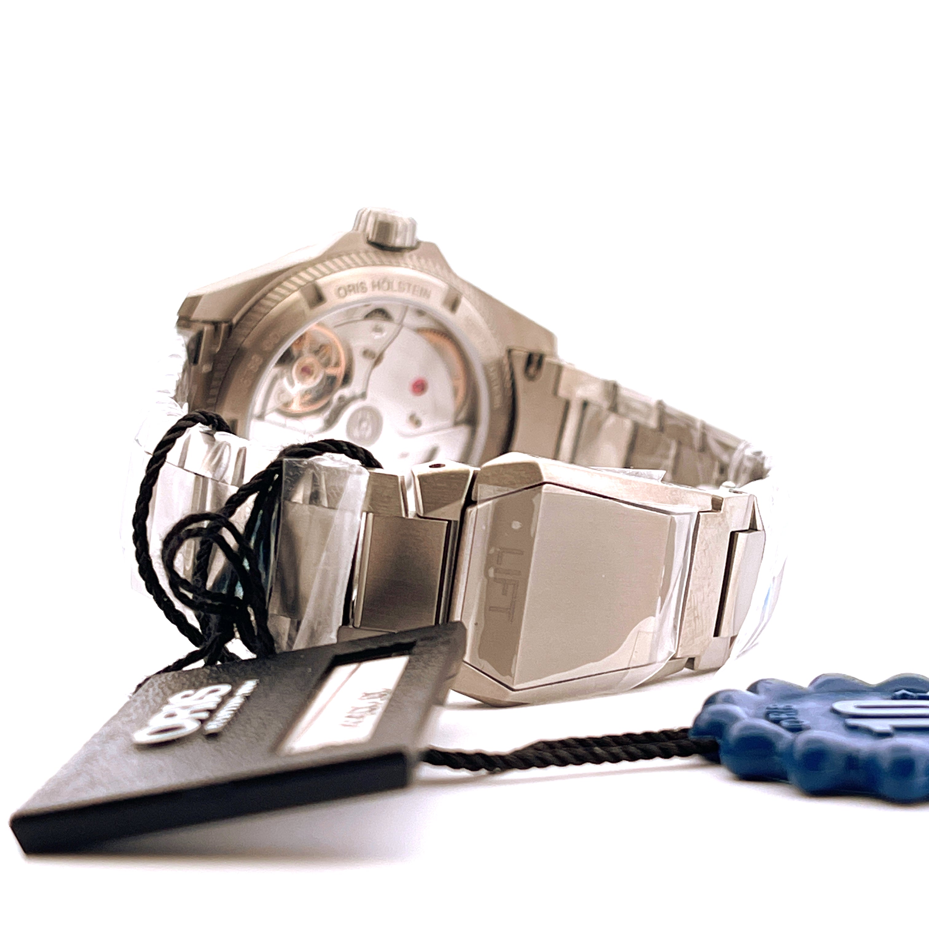 Oris Pro Pilot X Kermit Titan Automatik mit Blick auf das Uhrwerk und Sichtboden auf weißem Hintergrund