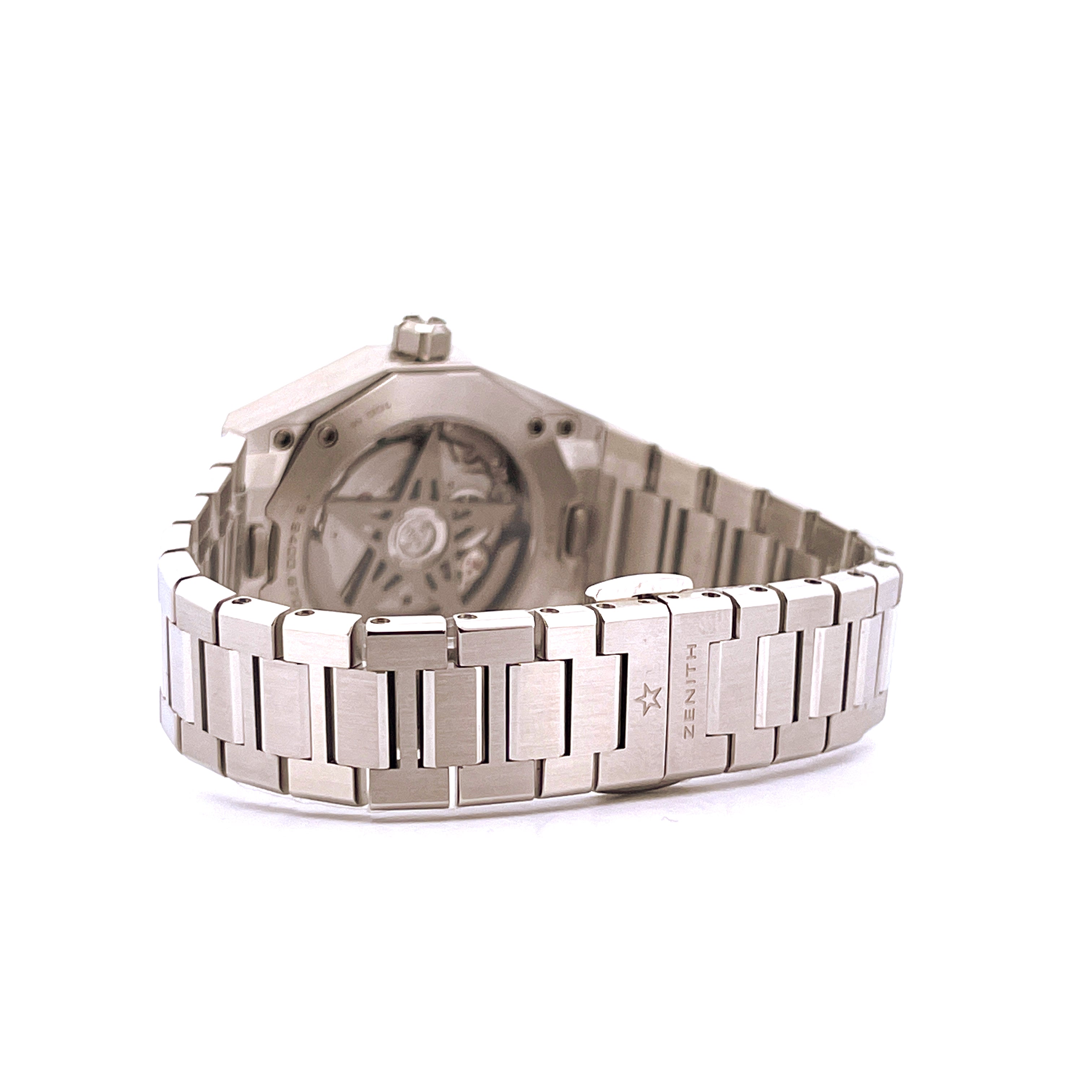 Seitenansicht einer Zenith Defy Skyline Automatikuhr aus Edelstahl mit sichtbarem Uhrwerk auf der Rückseite