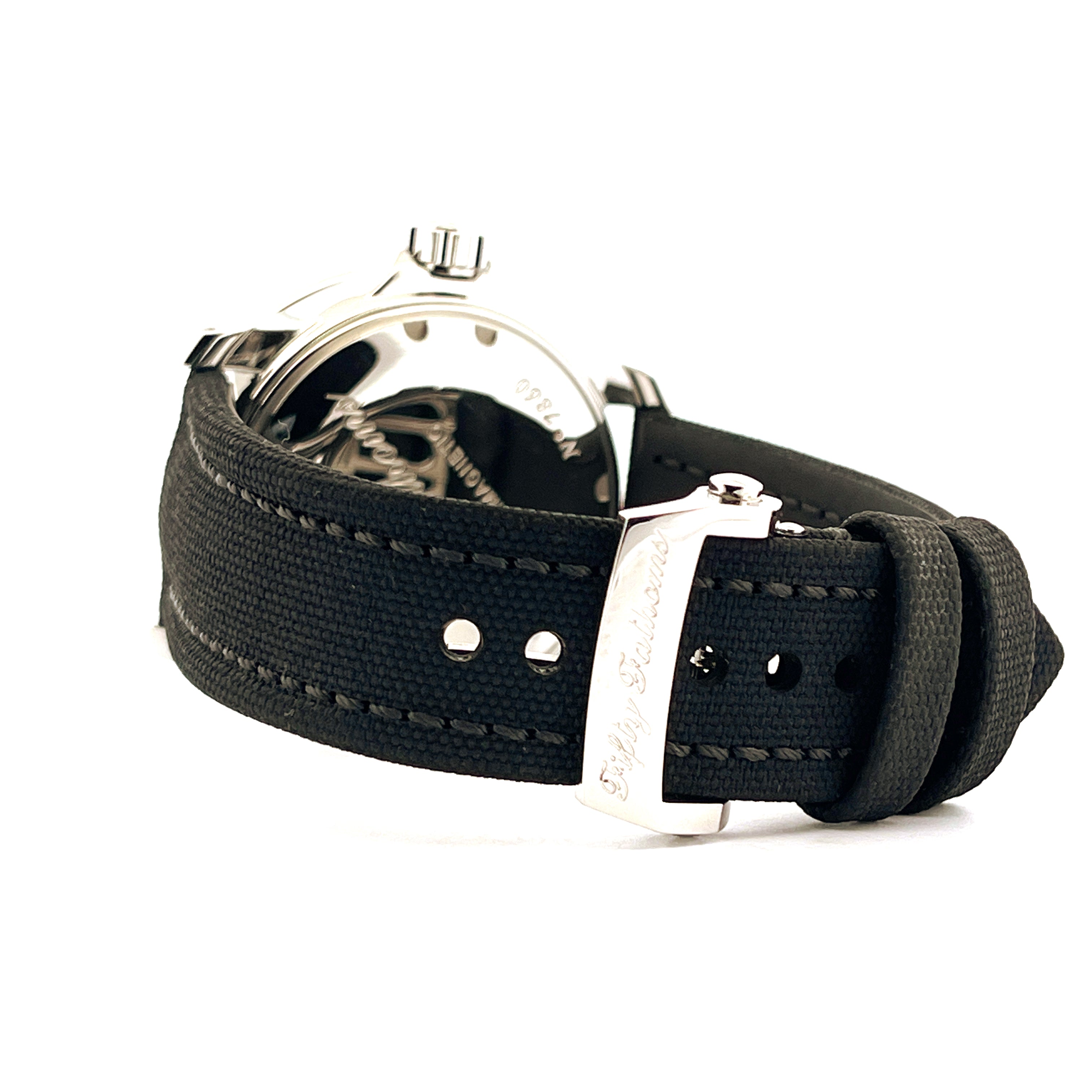 Seitenansicht eines Blancpain Fifty Fathoms mit schwarzem Textilarmband und polierter Edelstahlschließe