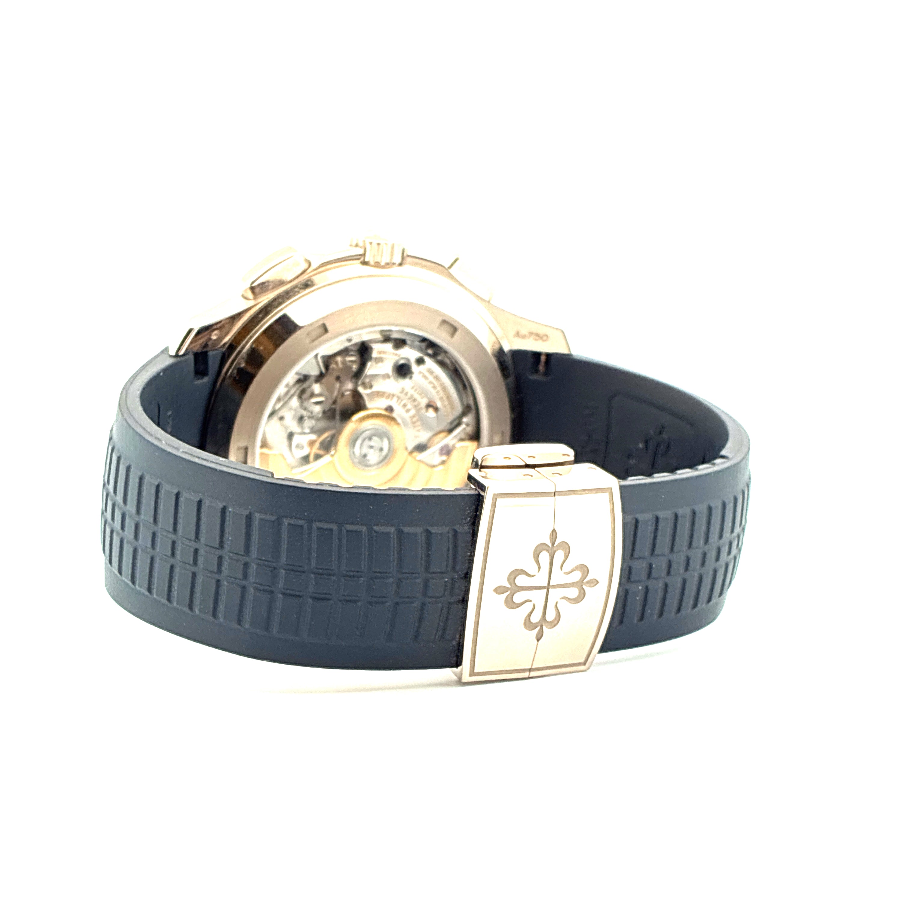 Patek Philippe Aquanaut Chronograph Rueckansicht mit Automatikwerk und weisgoldener Schliesse auf schwarzem Kautschukband