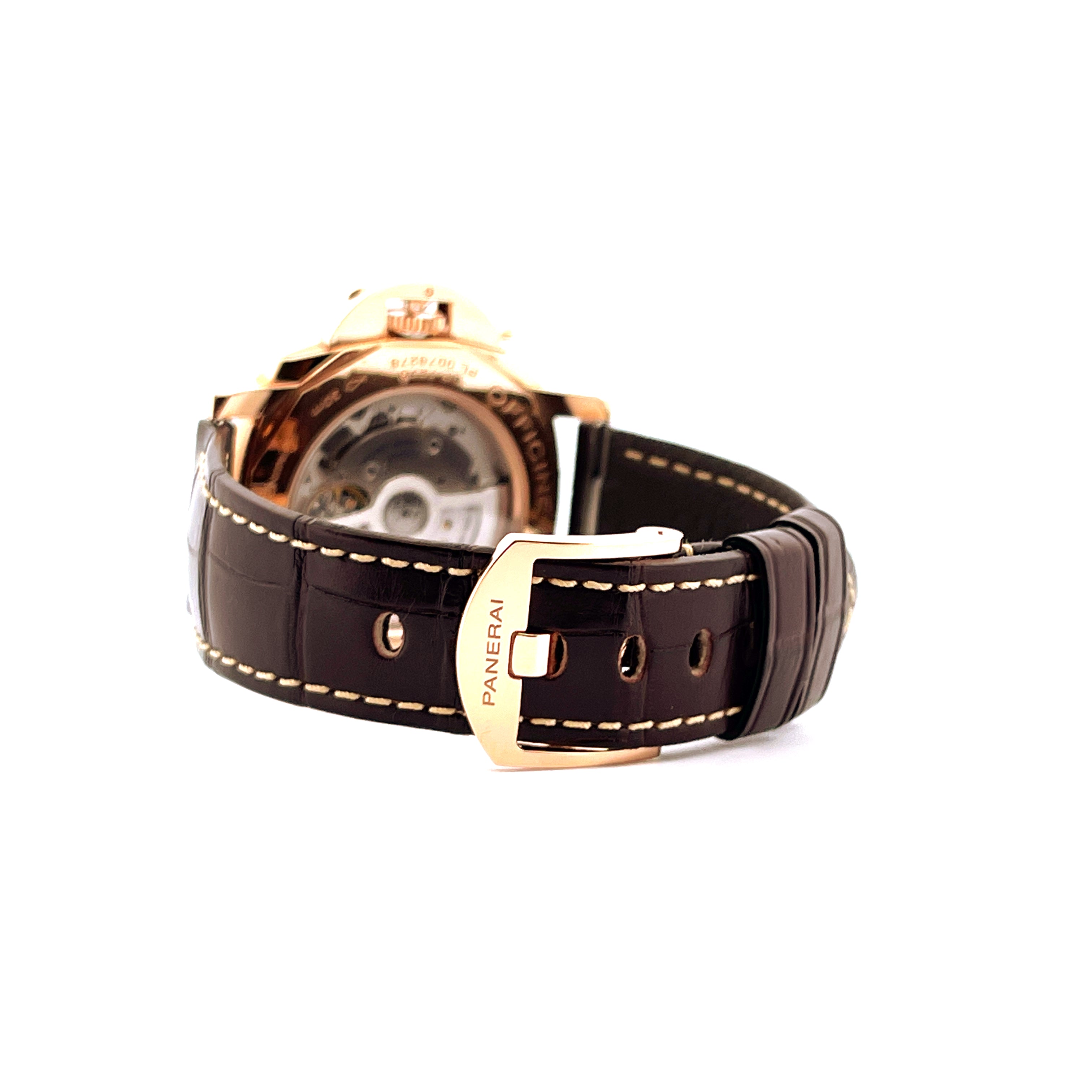 Seitenansicht einer Panerai Luminor Due 42mm Roségold mit braunem Lederarmband und Roségoldschließe