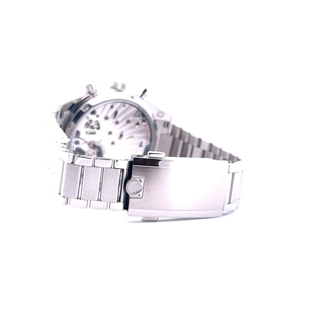Omega Speedmaster '57 Vintage Style im Detail Ansicht der Schließe mit Armband aus poliertem Stahl
