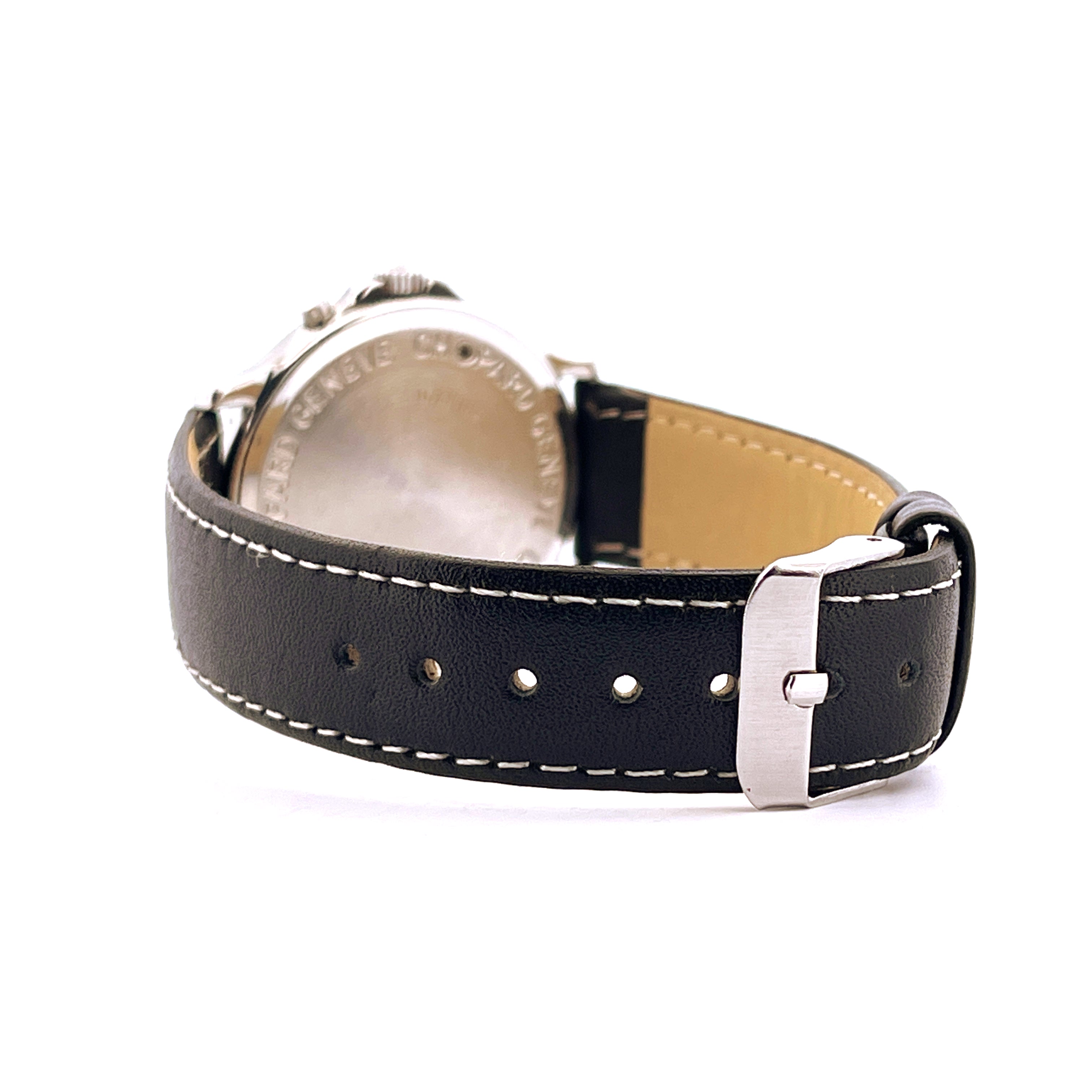 Chopard Mille Miglia Monopusher Detailansicht des Lederarmbandes mit Schließe auf weißem Hintergrund