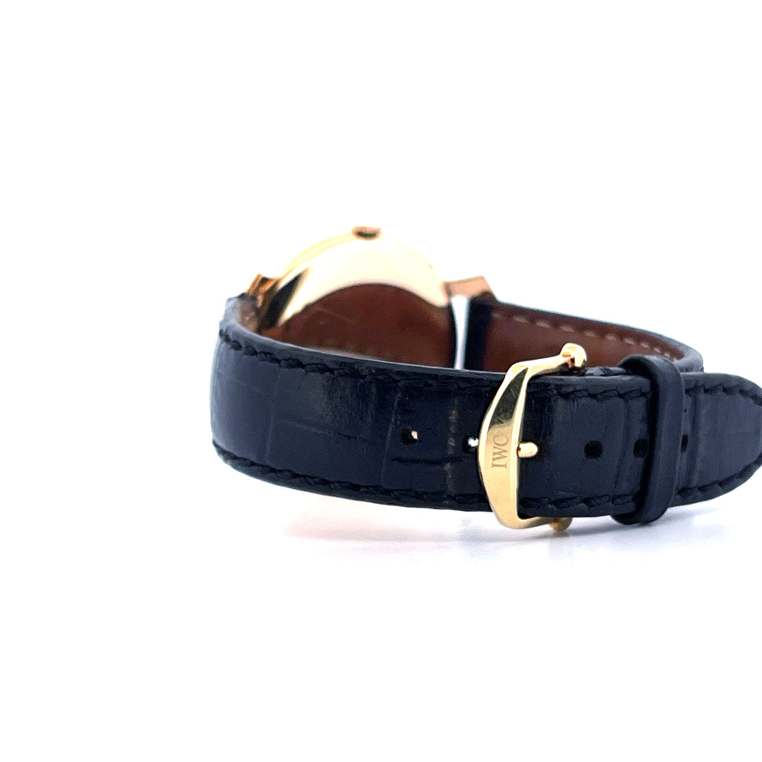 IWC Shark Fin Uhr mit dunkelblauem Kroko-Lederarmband und goldener Schnalle, Seitenansicht