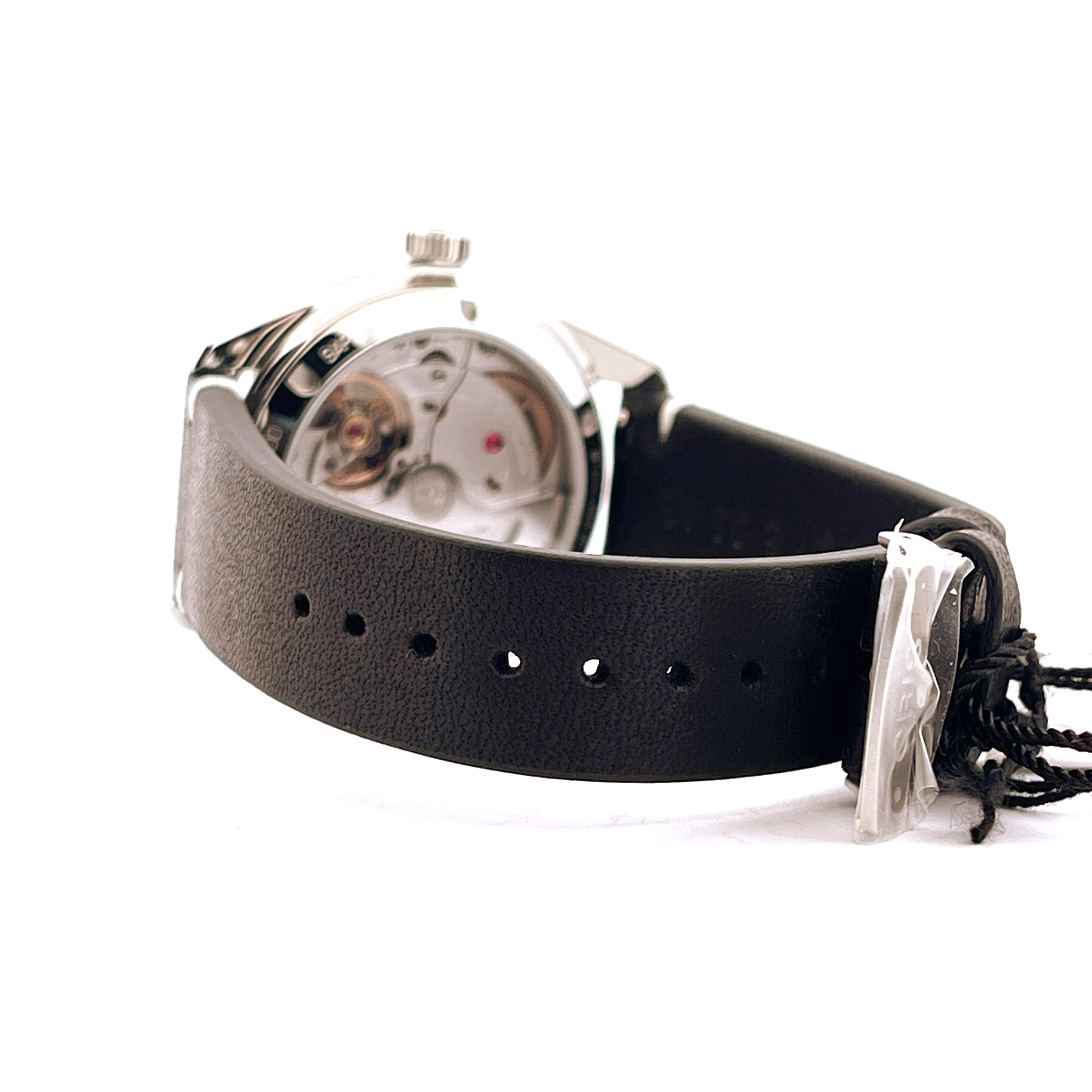 Oris Divers Sixty Five im Detail von der Seite mit schwarzem Lederarmband und Werkssicht