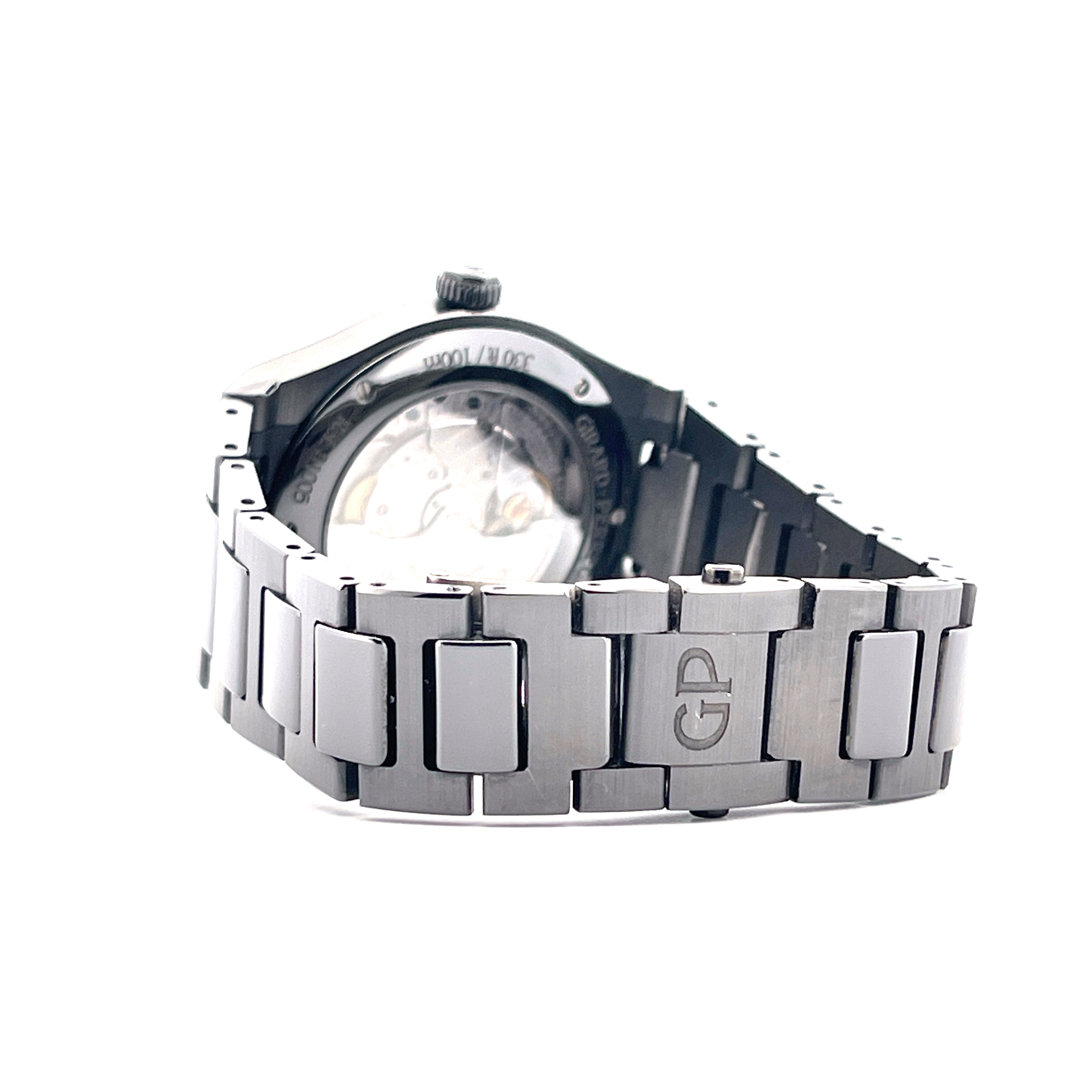 Girard Perregaux Laureato 38 Ceramic von der Seite mit Sichtboden und GP-Logo auf der Schließe