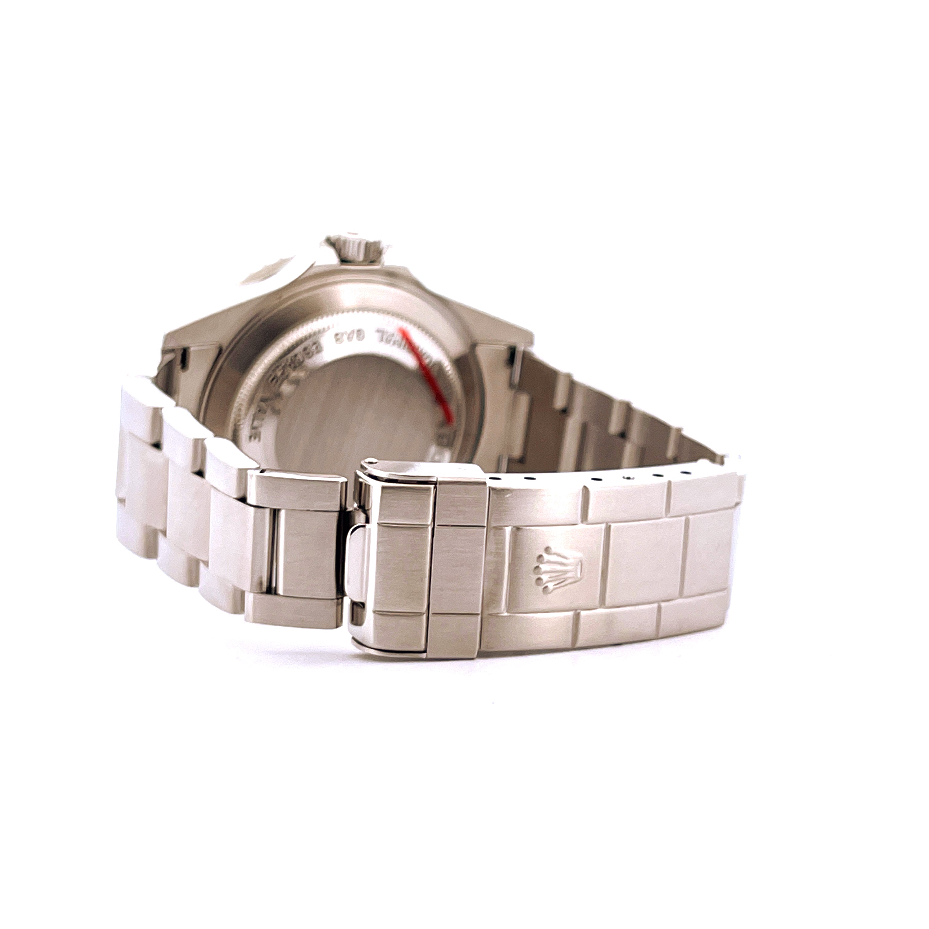 Seitenansicht einer Rolex Sea-Dweller 4000 aus Stahl mit poliertem Metallarmband und Rolex-Logo auf der Schließe
