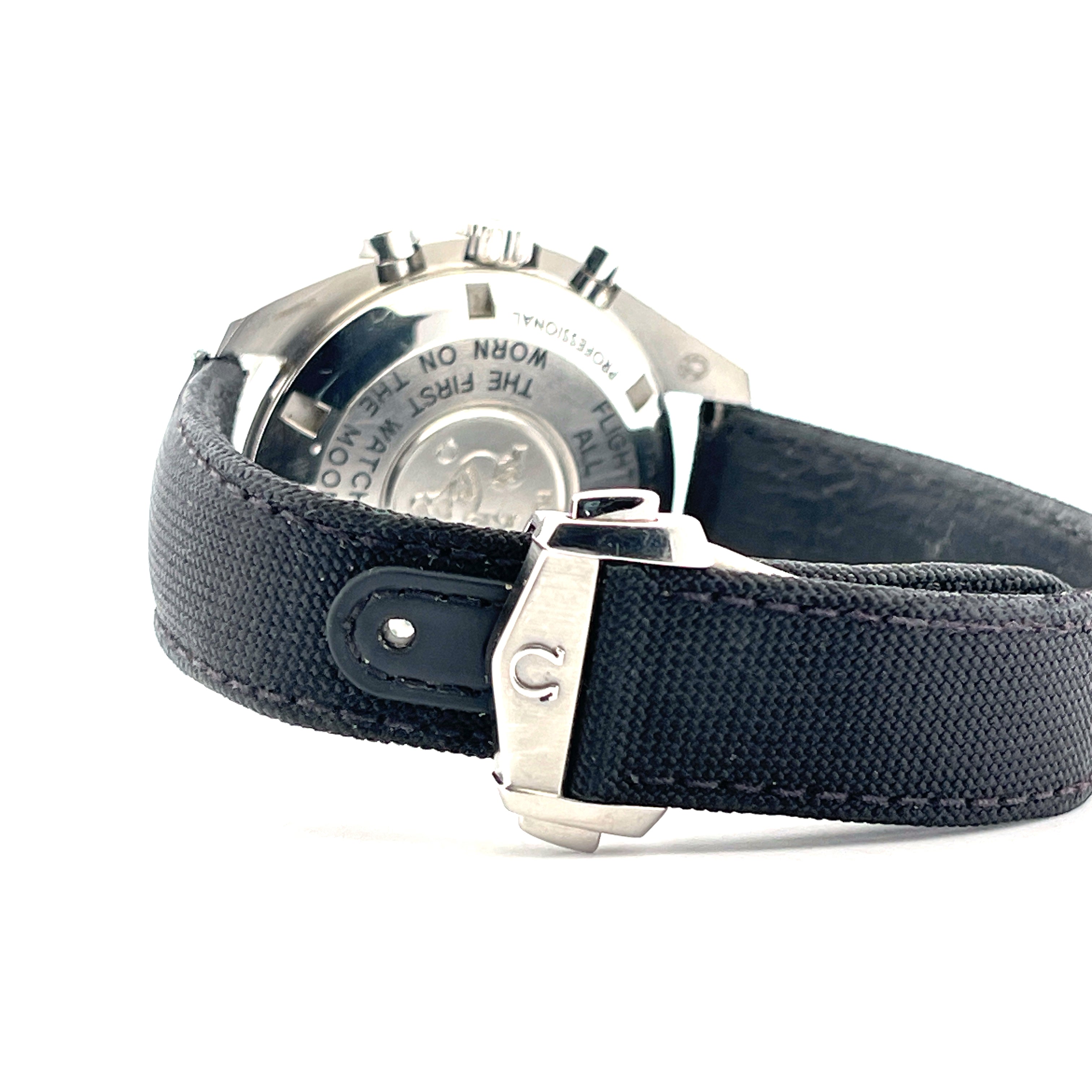 Rückseite einer Omega Speedmaster Moonwatch mit schwarzem Nylonarmband und Edelstahlschließe im Detail