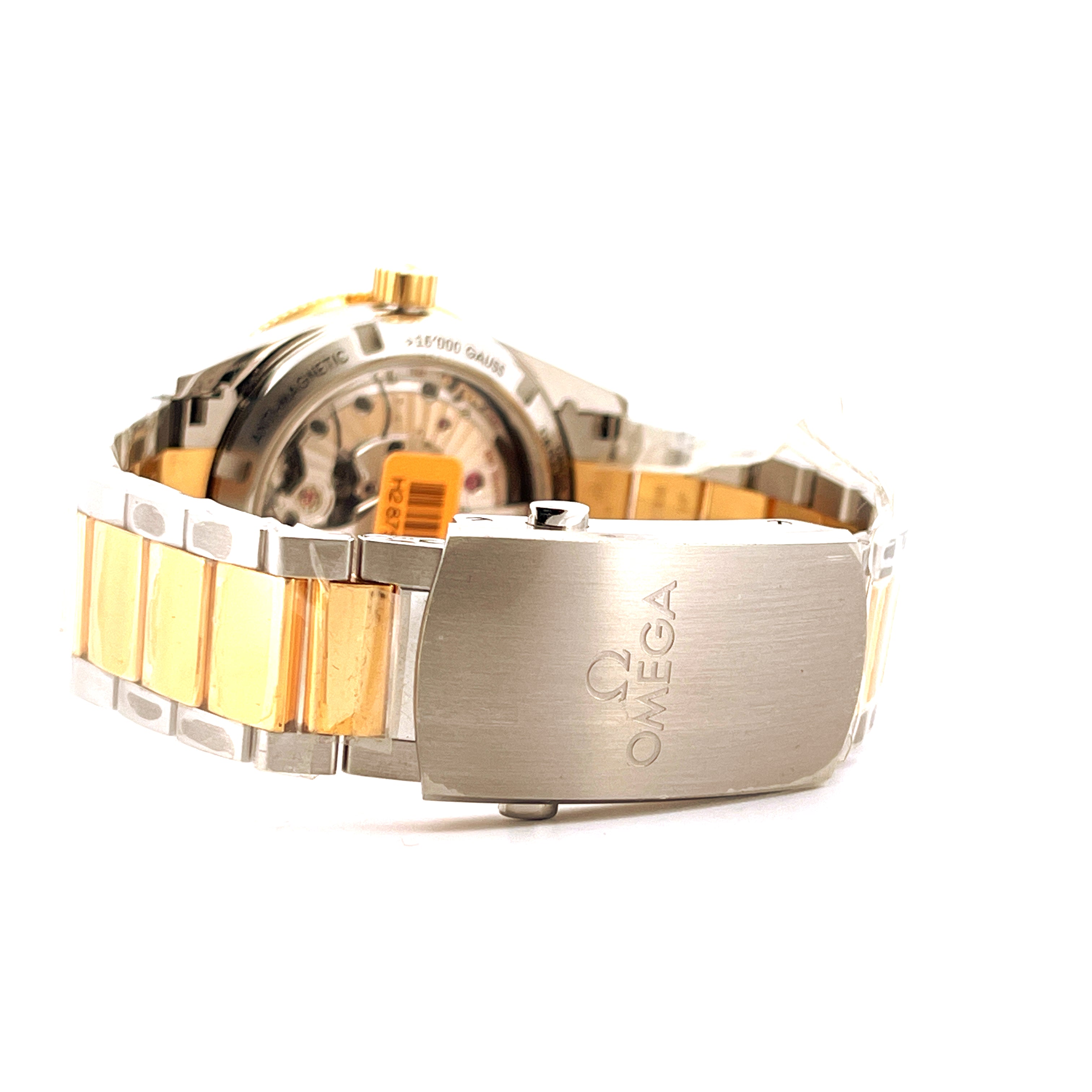 Omega Seamaster 300 Co-axial Bicolor mit Sichtboden und goldfarbenem Armband auf weißem Hintergrund
