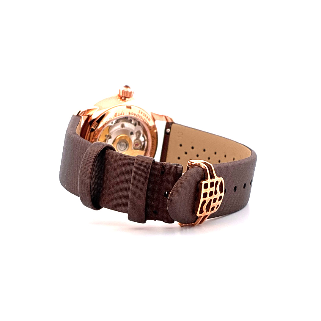 Seitenansicht einer Frederique Constant Heart Beat Damenuhr aus roségoldplattiertem Edelstahl mit braunem Lederarmband und…