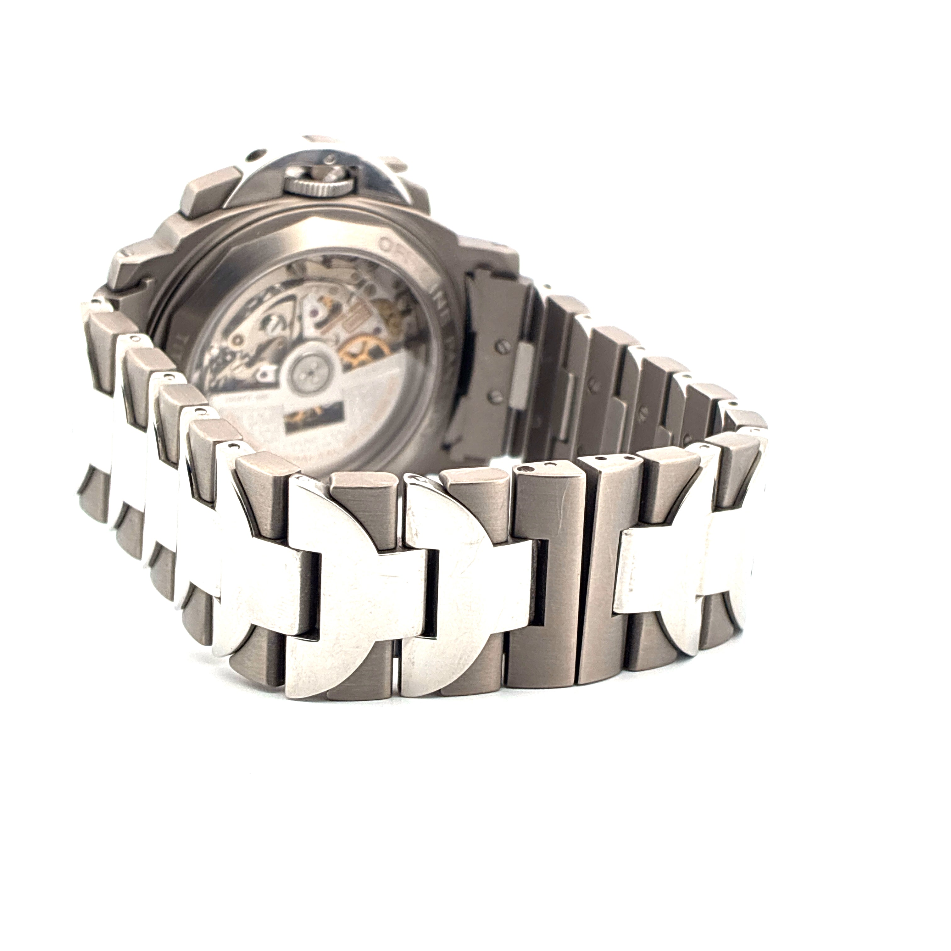 Panerai Luminor Chrono Rückansicht mit Saphirglas Sichtboden und Titanband auf weißem Hintergrund