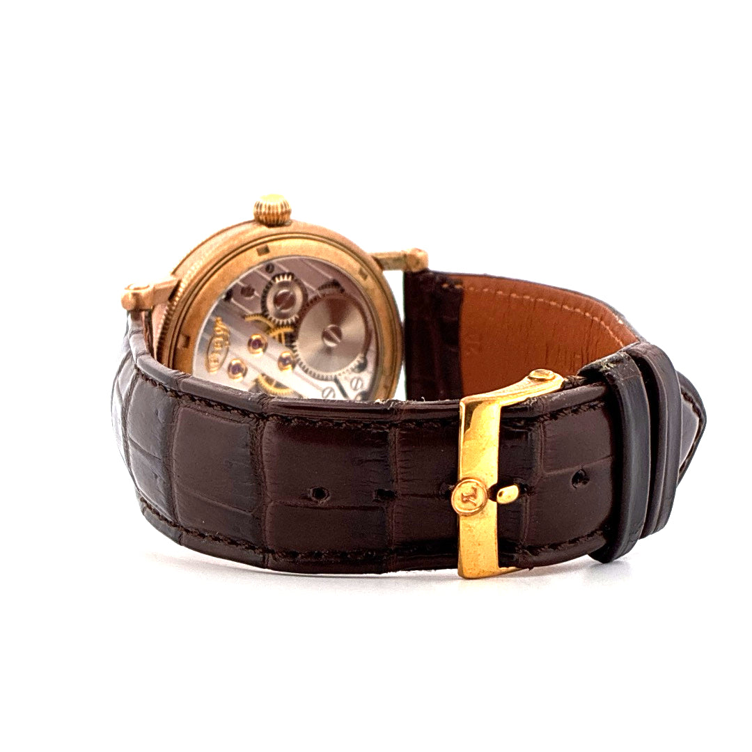 Choswiss Regulateur Bronze 2025 Seitenansicht mit offenem Werk und braunem Krokodillederarmband