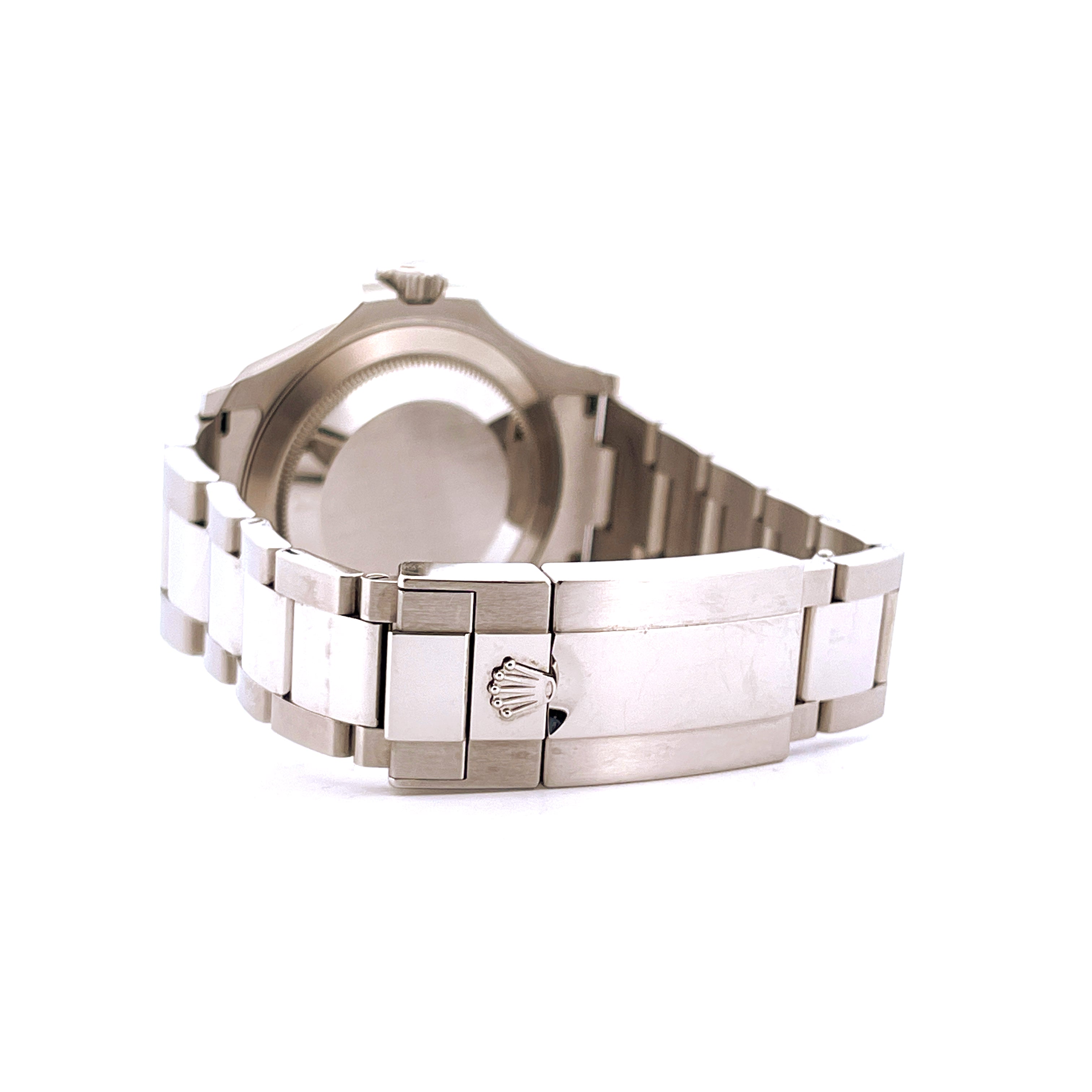 Rolex Yacht-Master 40 Blue im Detail, Seitenansicht der Edelstahlschließe mit Krone, Hintergrund weiß