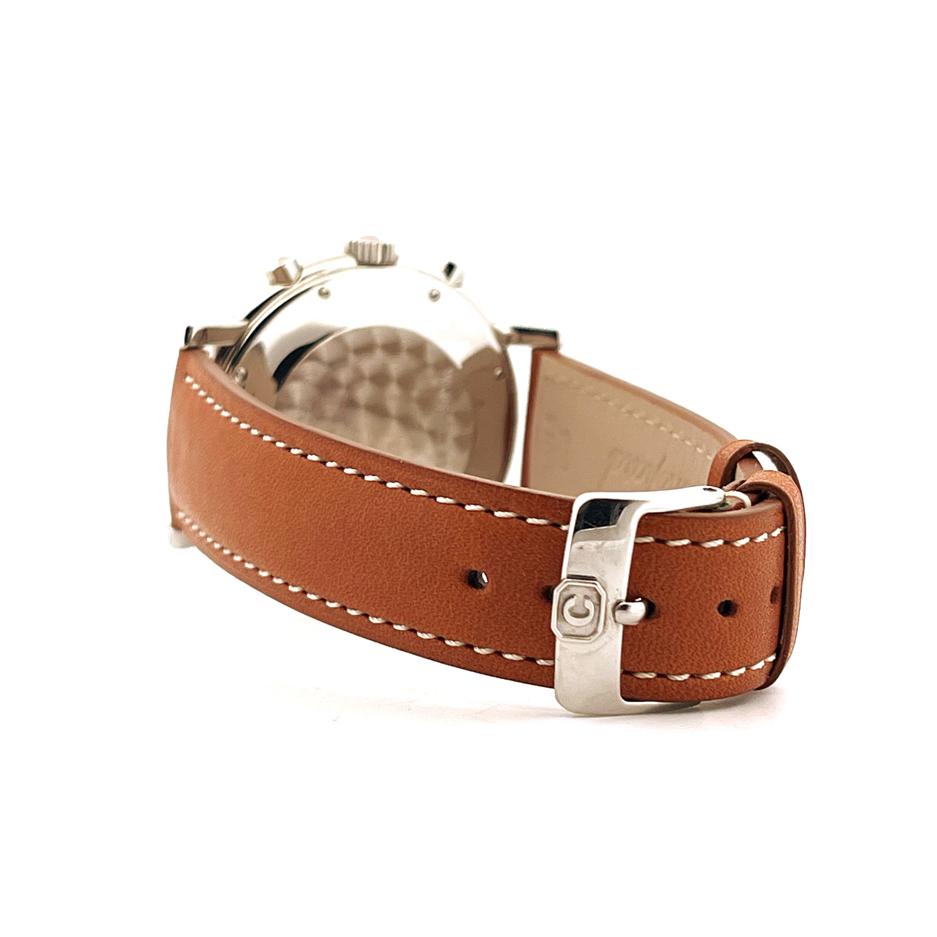 Seitenansicht einer Chopard Mille Miglia Quarz Uhr mit braunem Lederarmband und Silberschließe