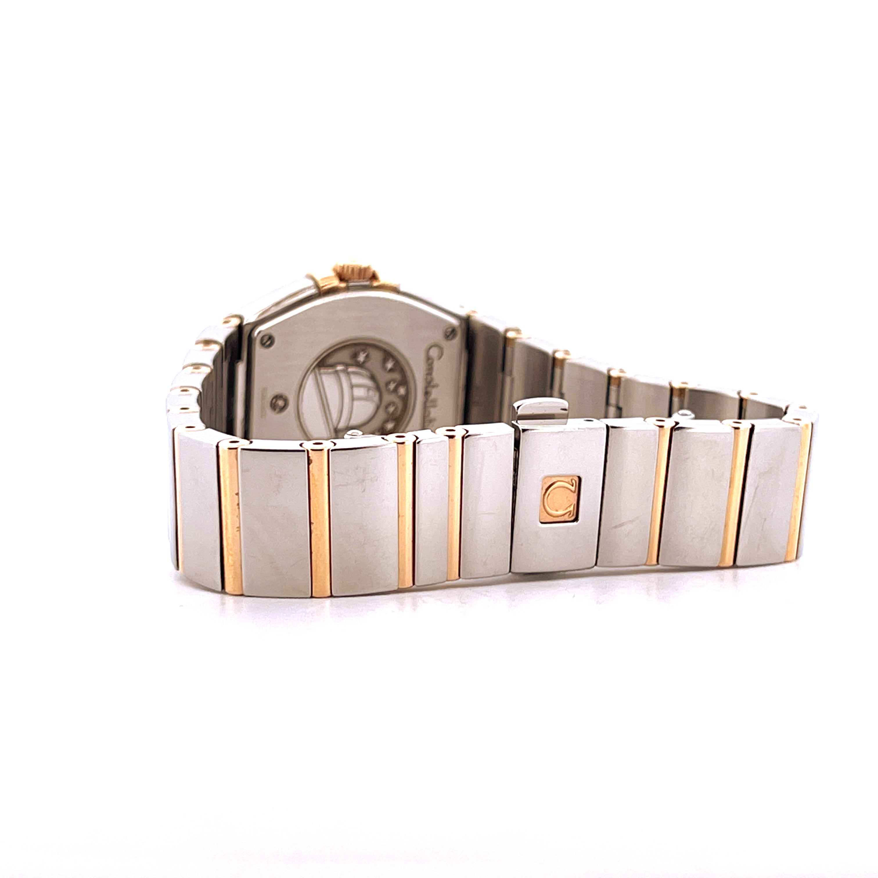 Omega Constellation Quartz Brown, Stahl und Roségold-Armband von der Seite mit Omega-Logo auf der Schließe
