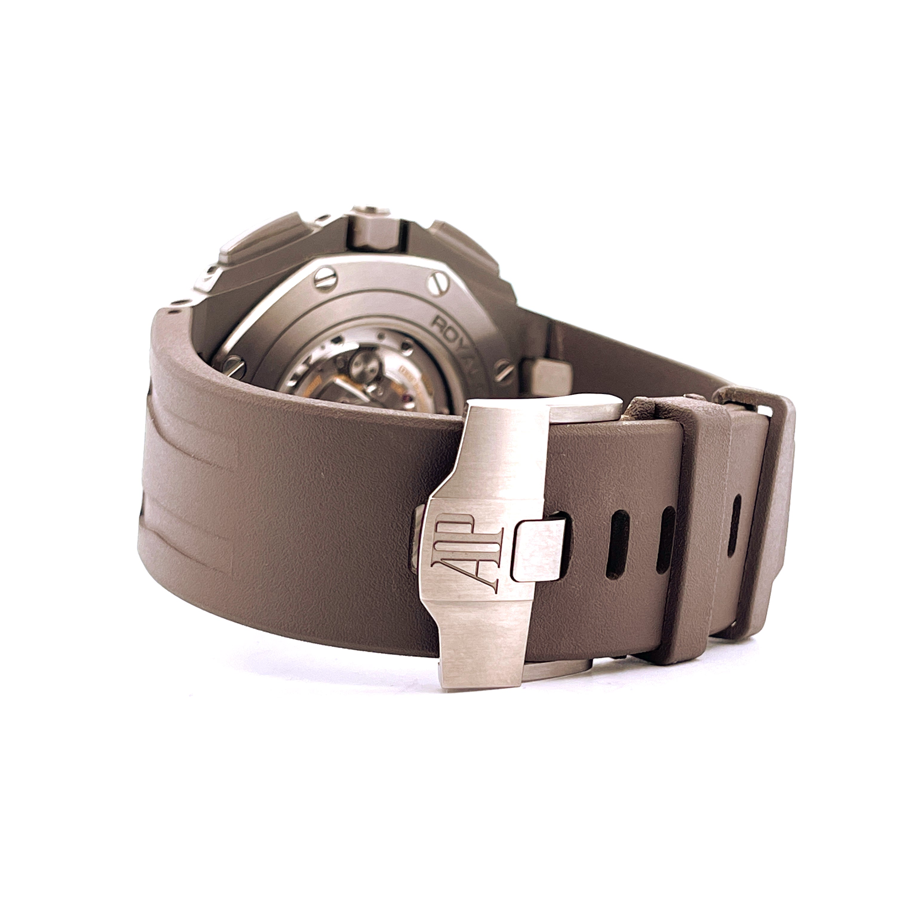 Audemars Piguet Royal Oak Offshore Chronograph Titan im Detail einer seitlichen Ansicht auf weissem Hintergrund mit der charakteristischen Schliesse