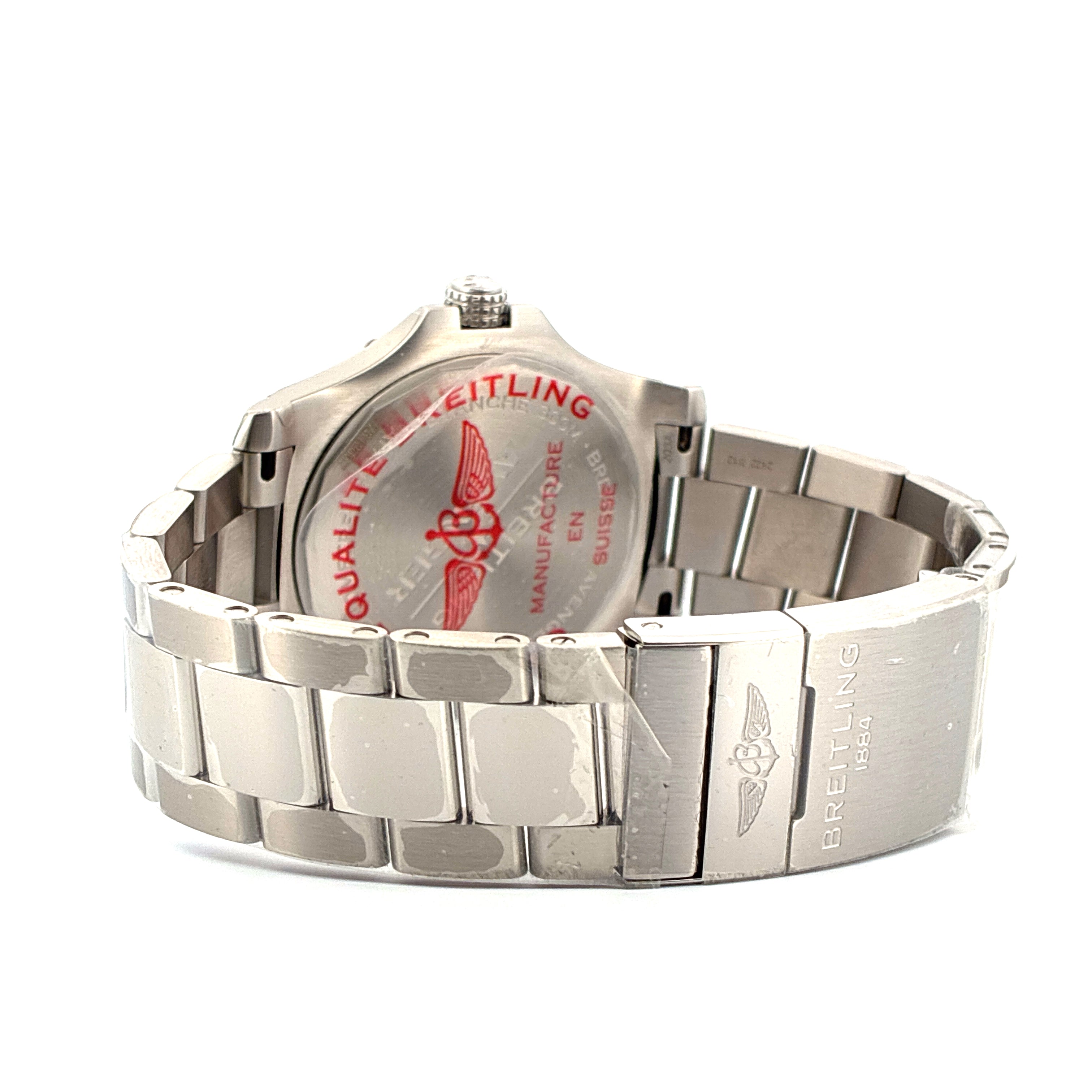 Breitling Avenger Automatic 43 von der Seite, mit poliertem Stahlarmband und Gehäuse