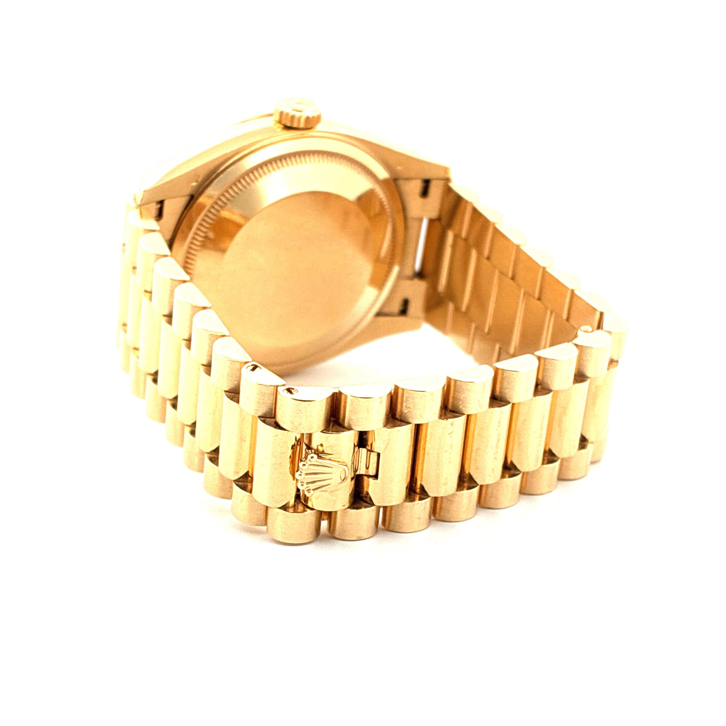 Rolex Day-Date 36 aus Gelbgold, Seitenansicht mit Präsidentenarmband und Schließe