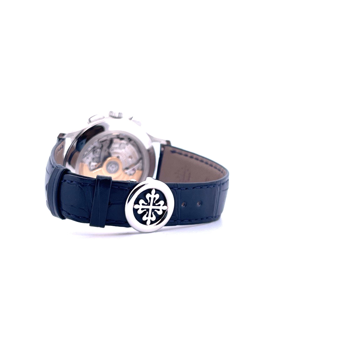 Patek Philippe Annual Calendar Chronograph, Schrägansicht mit Gehäuseboden, Schließe und Armband vor weißem Hintergrund