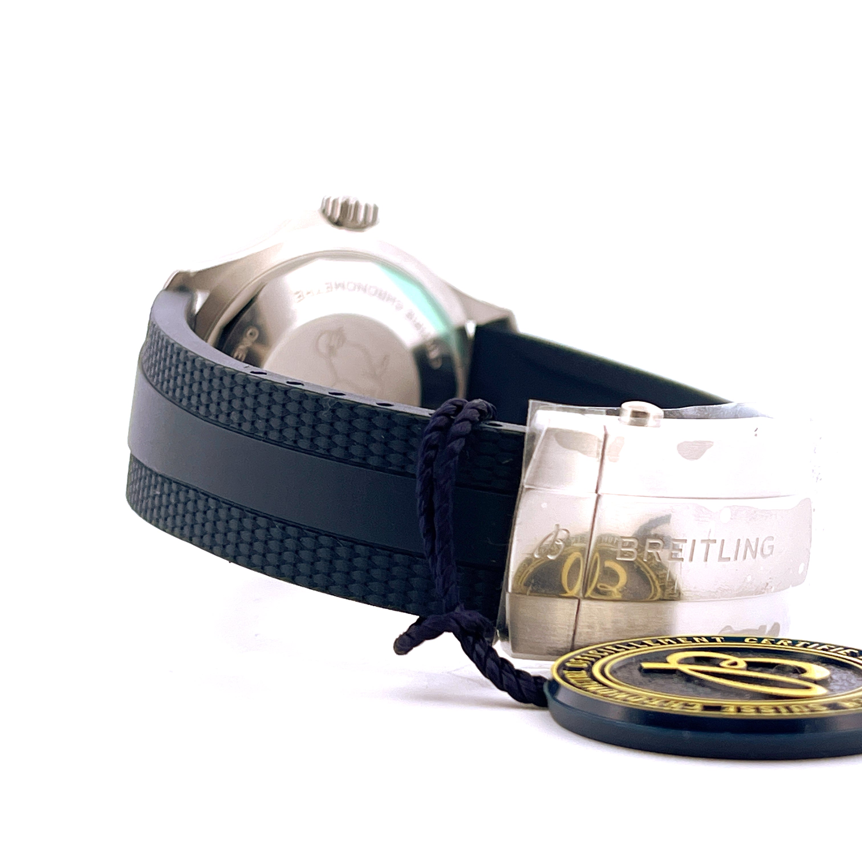 Detailaufnahme einer Breitling Superocean mit schwarzem Kautschukband, Stahlgehäuse und gravierter Schließe