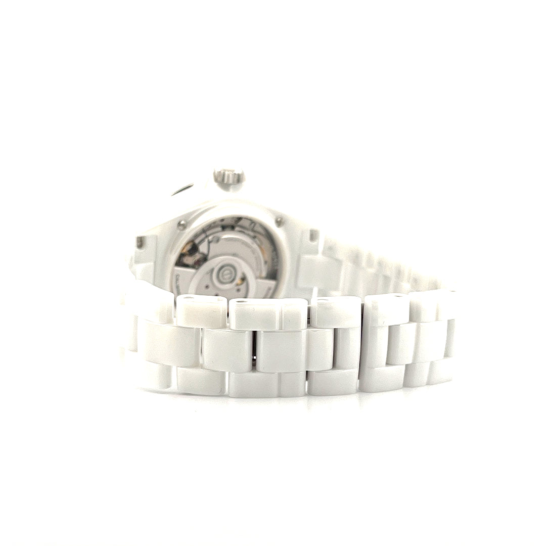Chanel J12 38mm Keramik, Rückansicht mit Sichtboden und weißem Keramikarmband