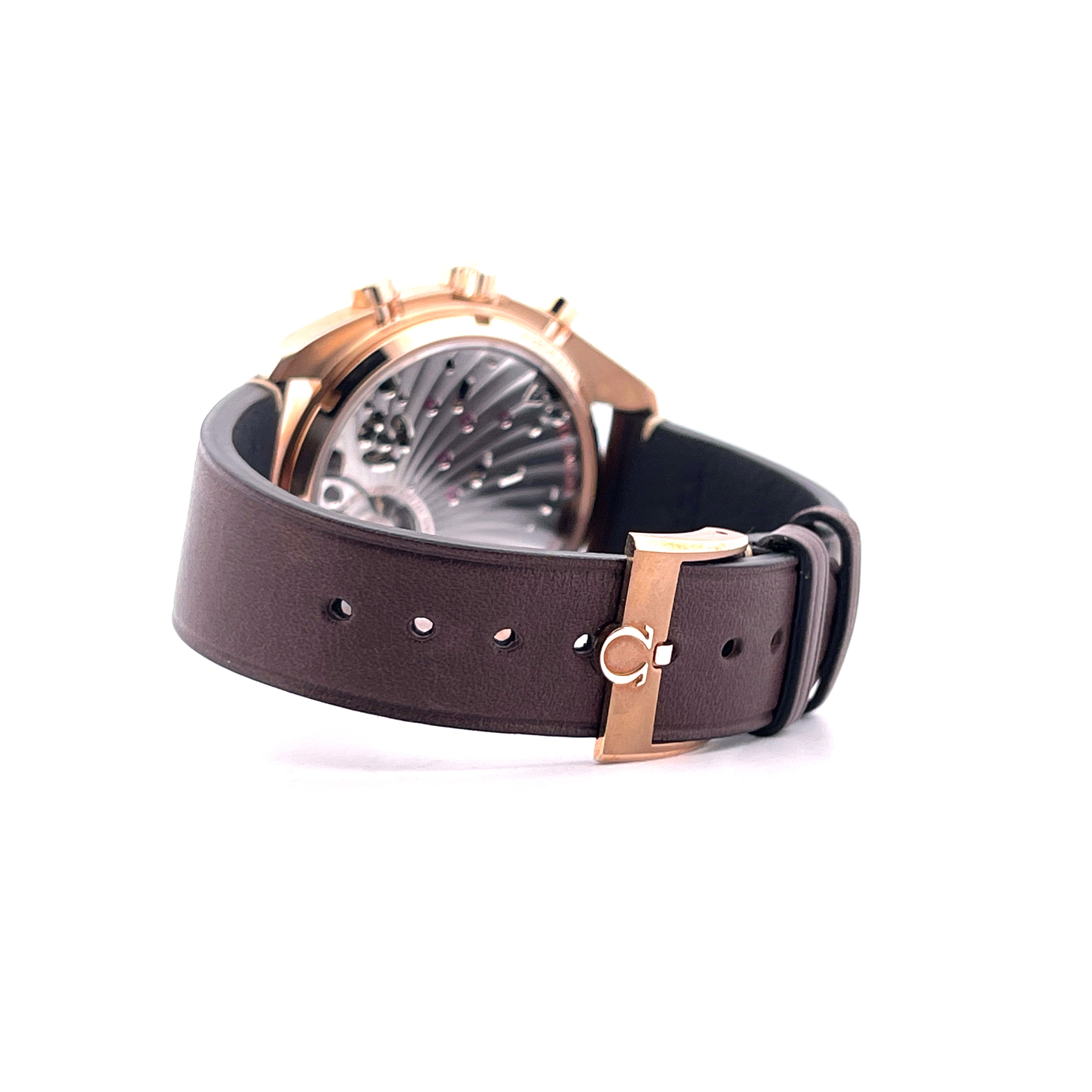 Omega Speedmaster Chronoscope Bronze & Gold mit braunem Lederarmband und Goldschließe im Seitenprofil