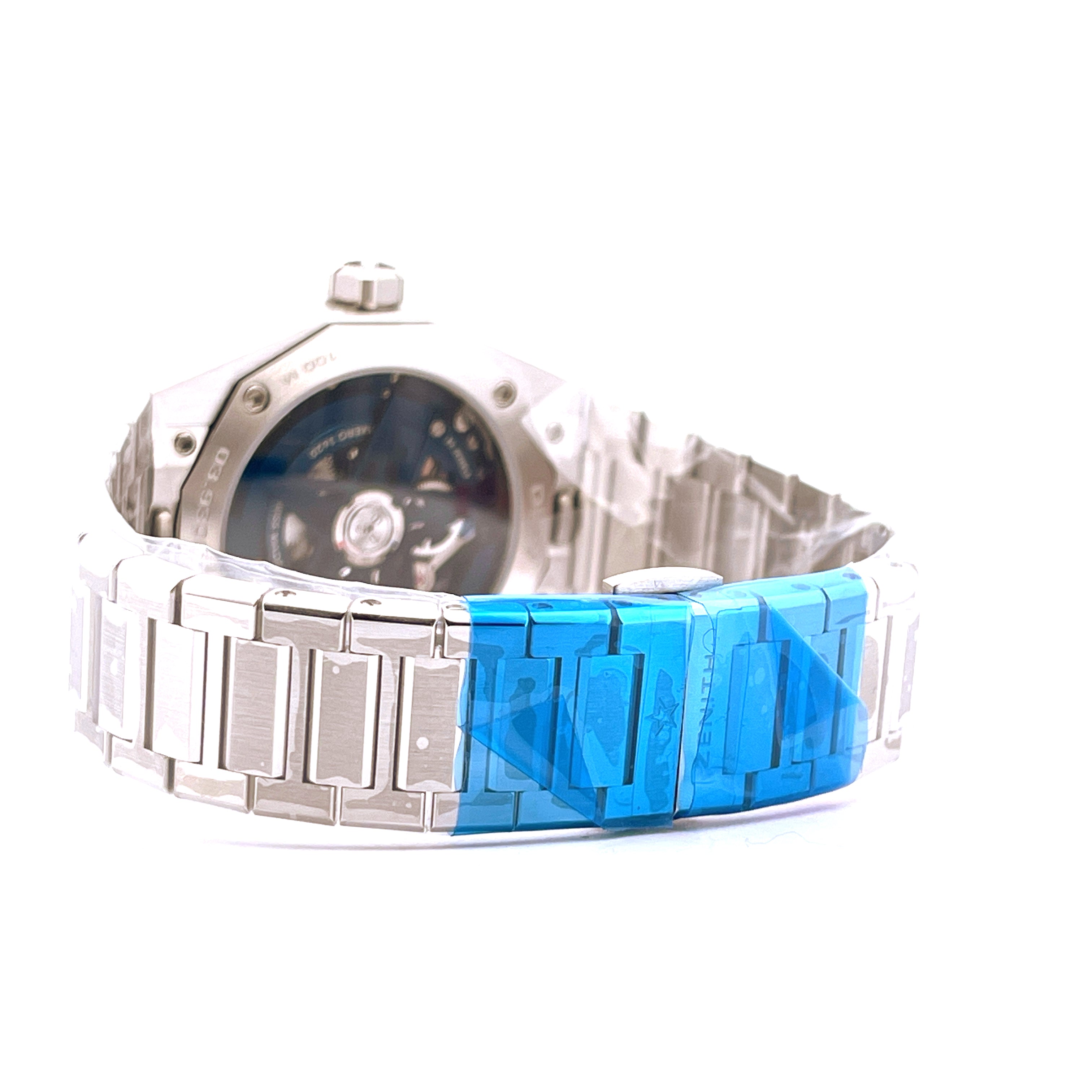 Zenith Defy Skyline Skeleton Rückseite aus Edelstahl mit blauem Schutzband am Armband auf weißem Hintergrund