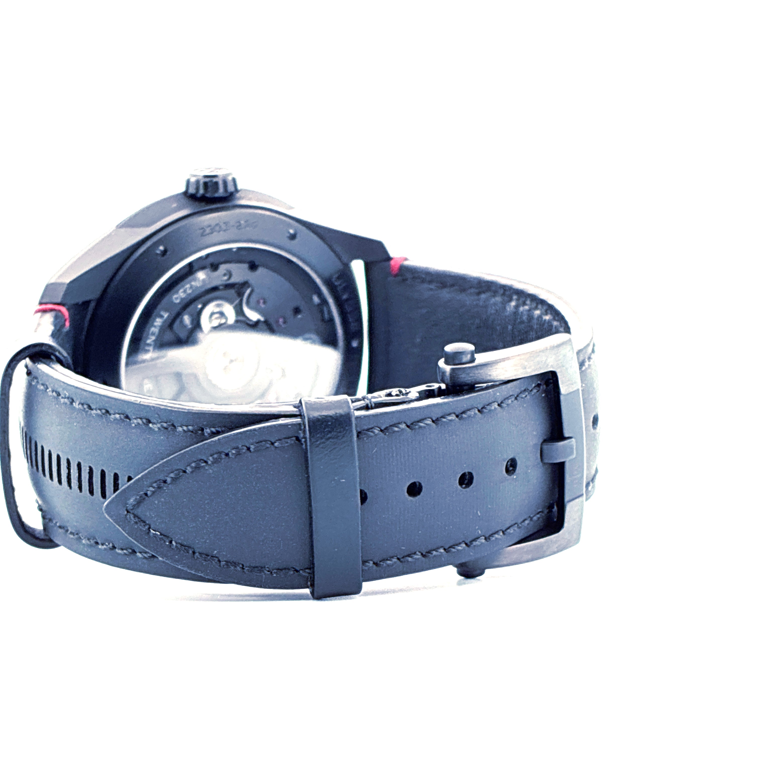 Ulysse Nardin Freak X Automatikuhr mit schwarzem Lederarmband und Sichtboden von schräg hinten