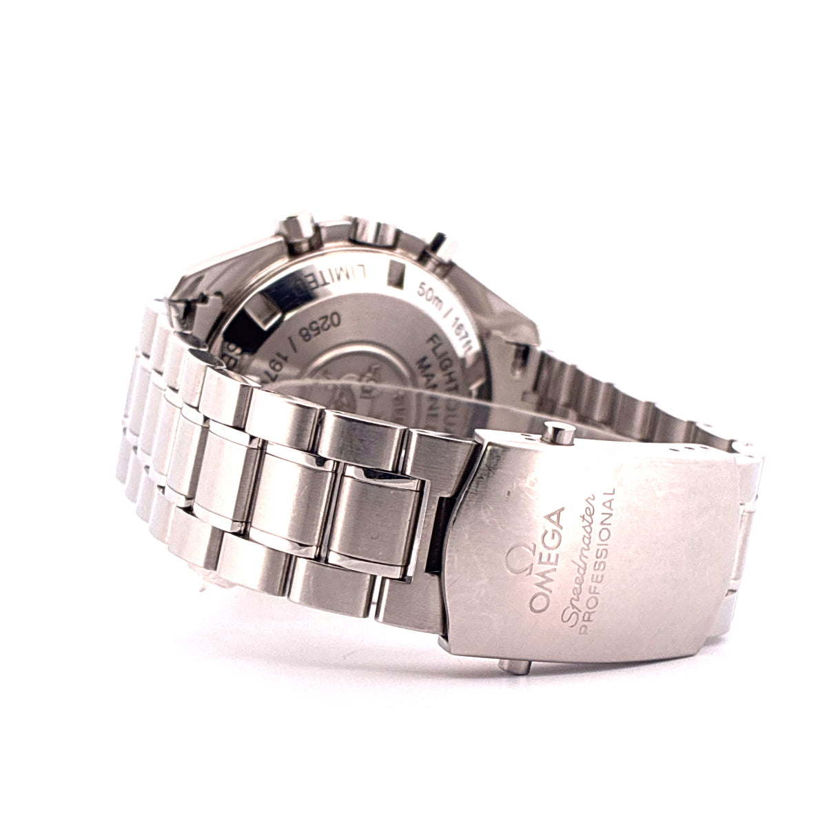 Omega Speedmaster Professional Moonwatch Alaska Project / Limited Edition / very rare / Full-Set / 2008, Schrägansicht mit Gehäuseboden, Schließe und Armband vor weißem Hintergrund