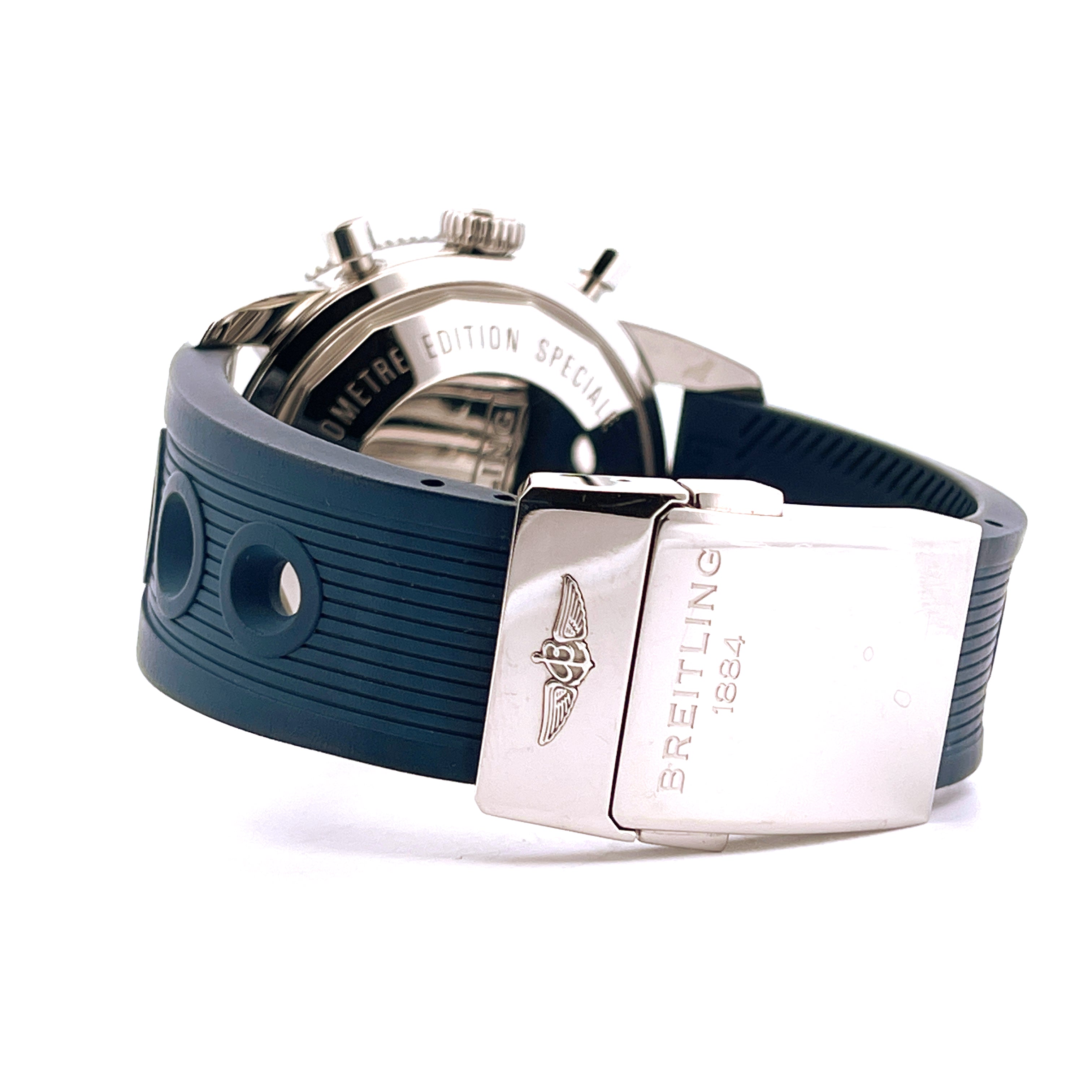 Breitling Superocean Heritage Chronograph mit blauem Kautschukarmband und Stahlschliesse im Detail vor weissem Hintergrund