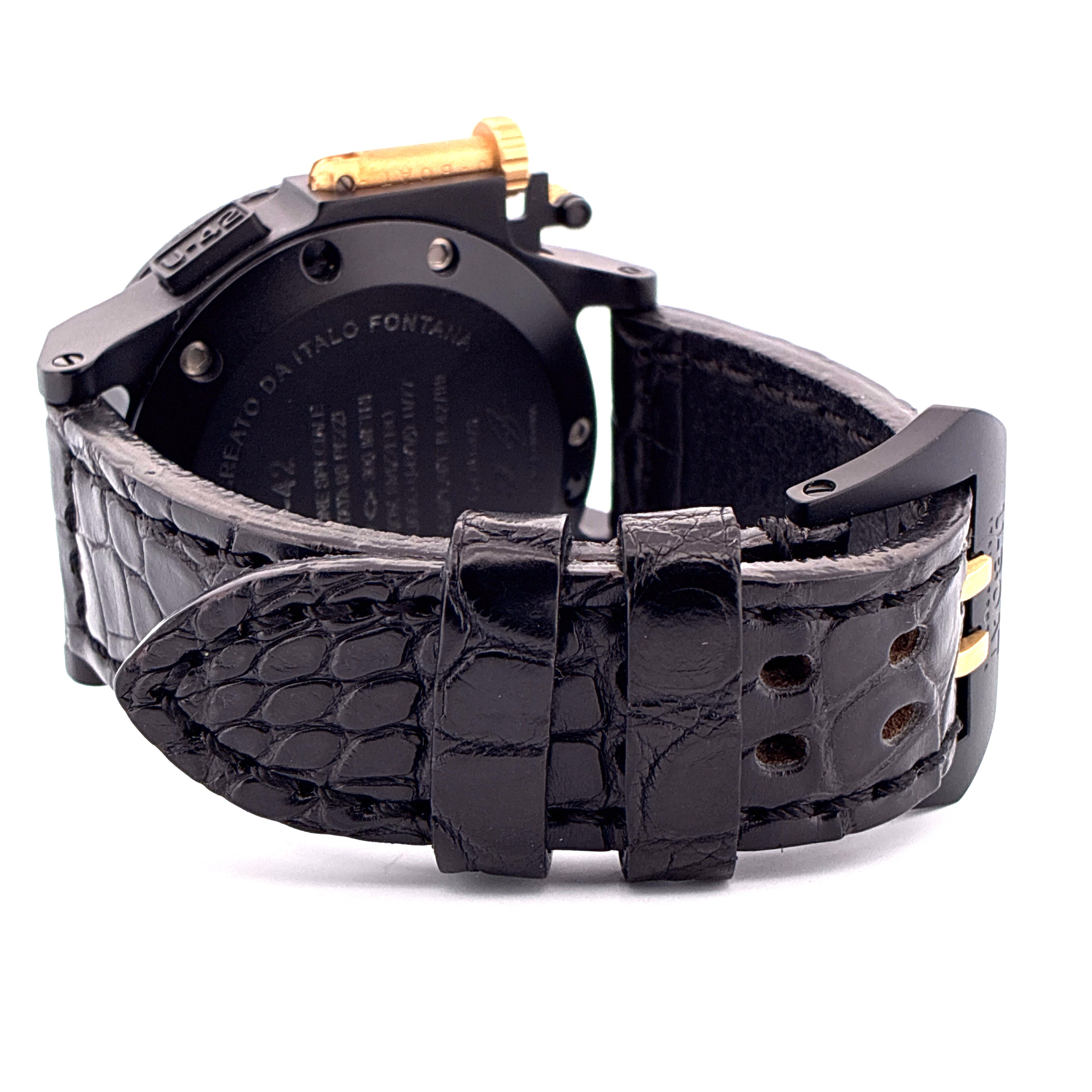 U-Boat U-42 Limited Edition Automatik-Uhr mit schwarzem Krokodillederarmband und Titan-Gehaeuse von der Seite gesehen