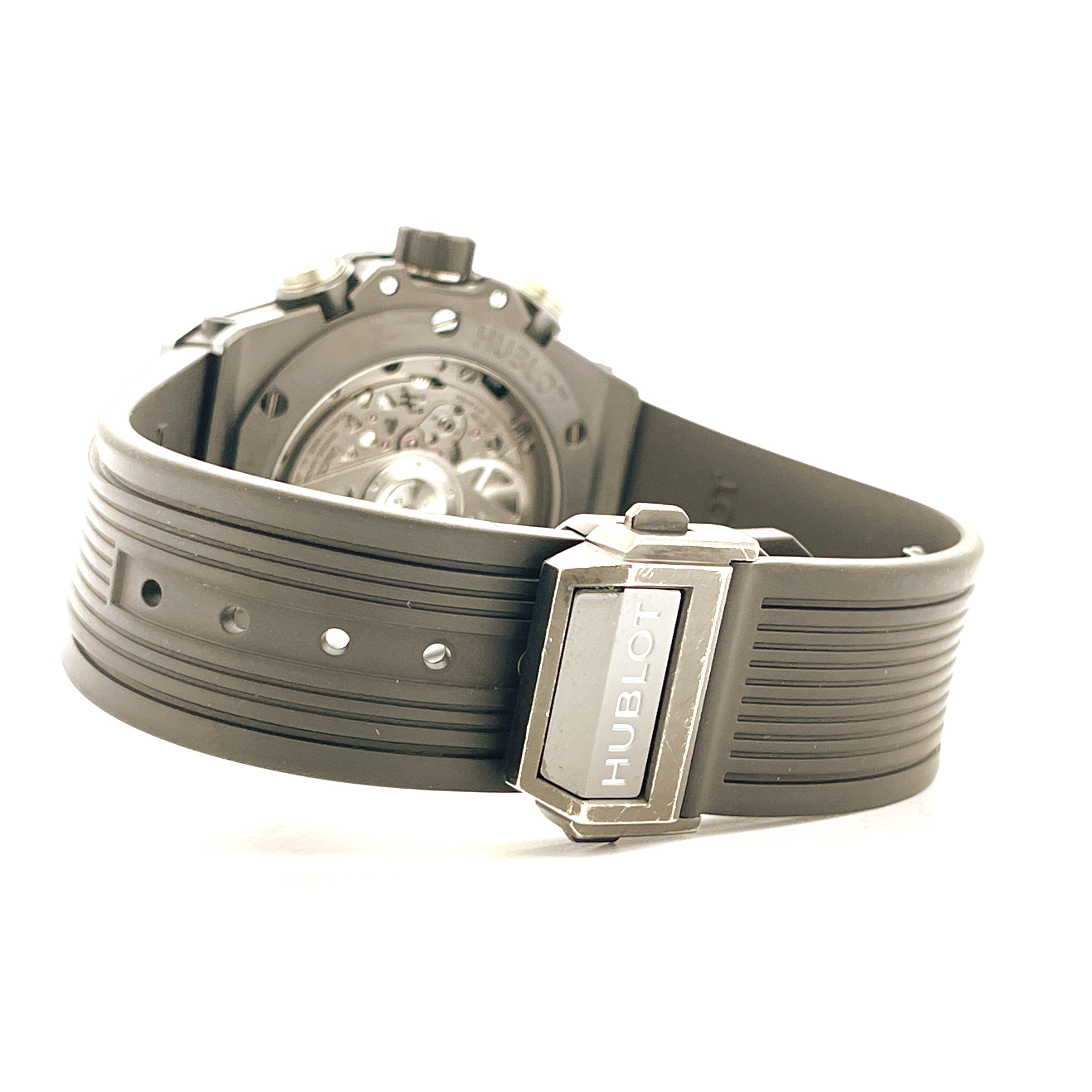 Seitenansicht einer schwarzen Hublot Big Bang Unico Uhr mit Sichtboden und schwarzem Kautschukband