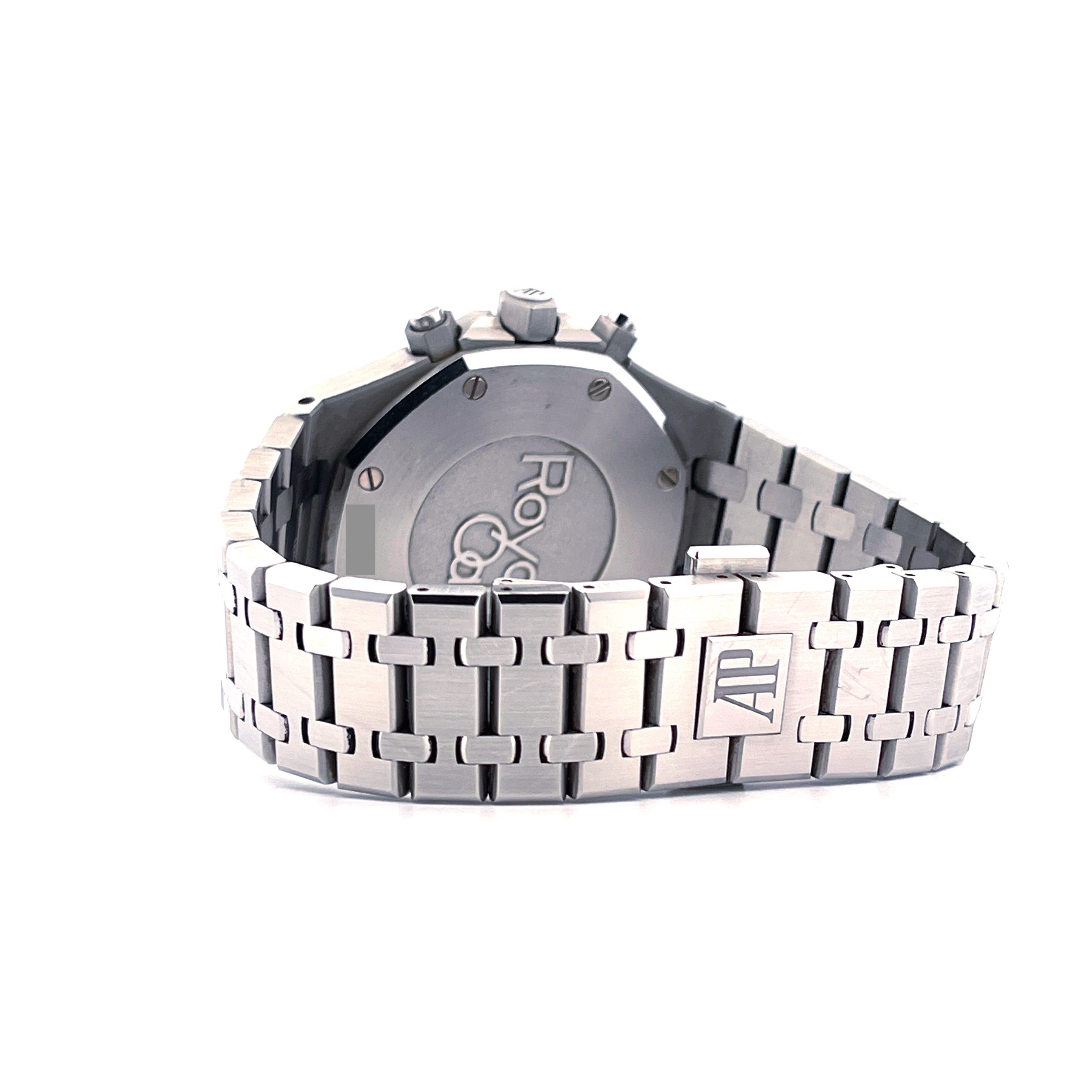 Audemars Piguet Royal Oak Chronograph Stahlarmband Rückansicht mit AP Logo auf weißem Hintergrund