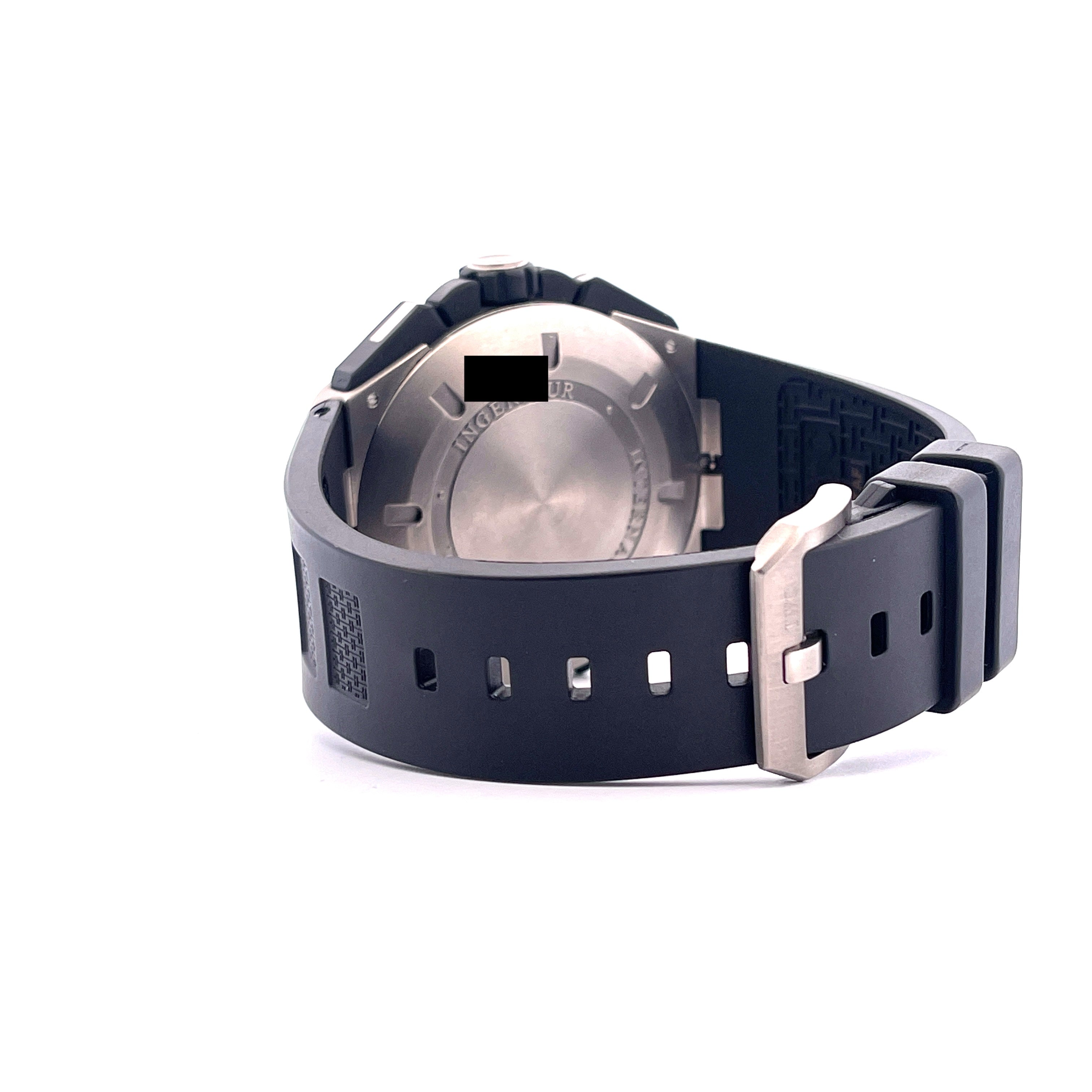 Rückansicht einer IWC Ingenieur mit schwarzem Kautschukband und Titanschließe auf weißem Hintergrund