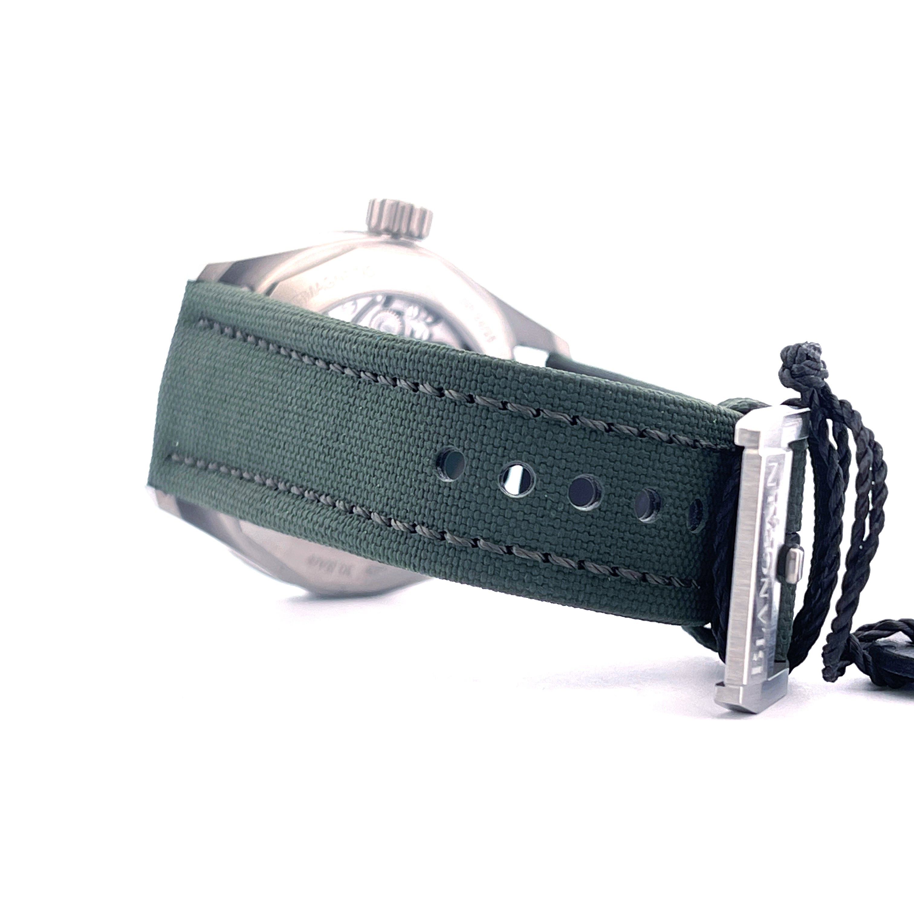 Seitenansicht eines Blancpain Fifty Fathoms Bathyscaphe mit grünem Textilarmband und Titanschließe