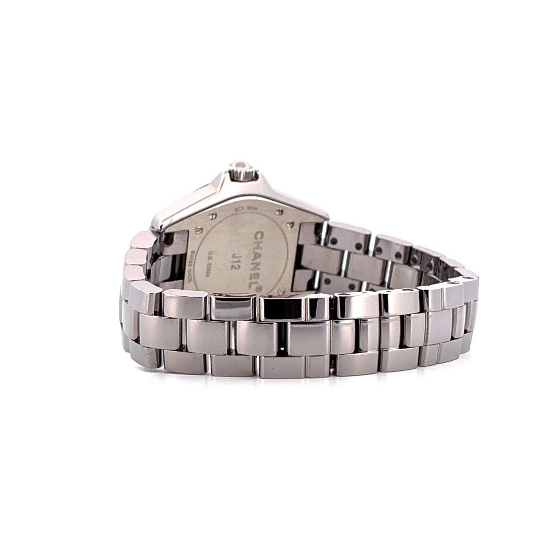 Chanel J12 33mm in Grautönen, Seitenansicht auf weißem Hintergrund