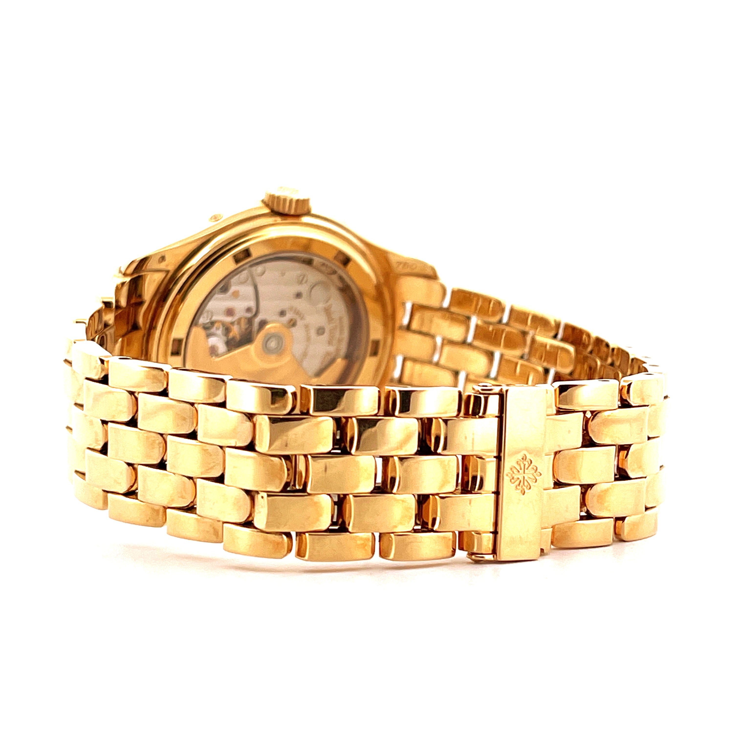 Patek Philippe Annual Calendar 5036/1J im Rückblick mit goldfarbenem Gliederarmband und sichtbarem Werk