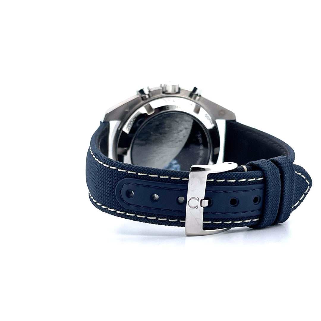 Omega Speedmaster "Silver Snoopy Award" 50th Anniversary mit blauem Textilarmband und silberner Schliesse auf weissem Hintergrund