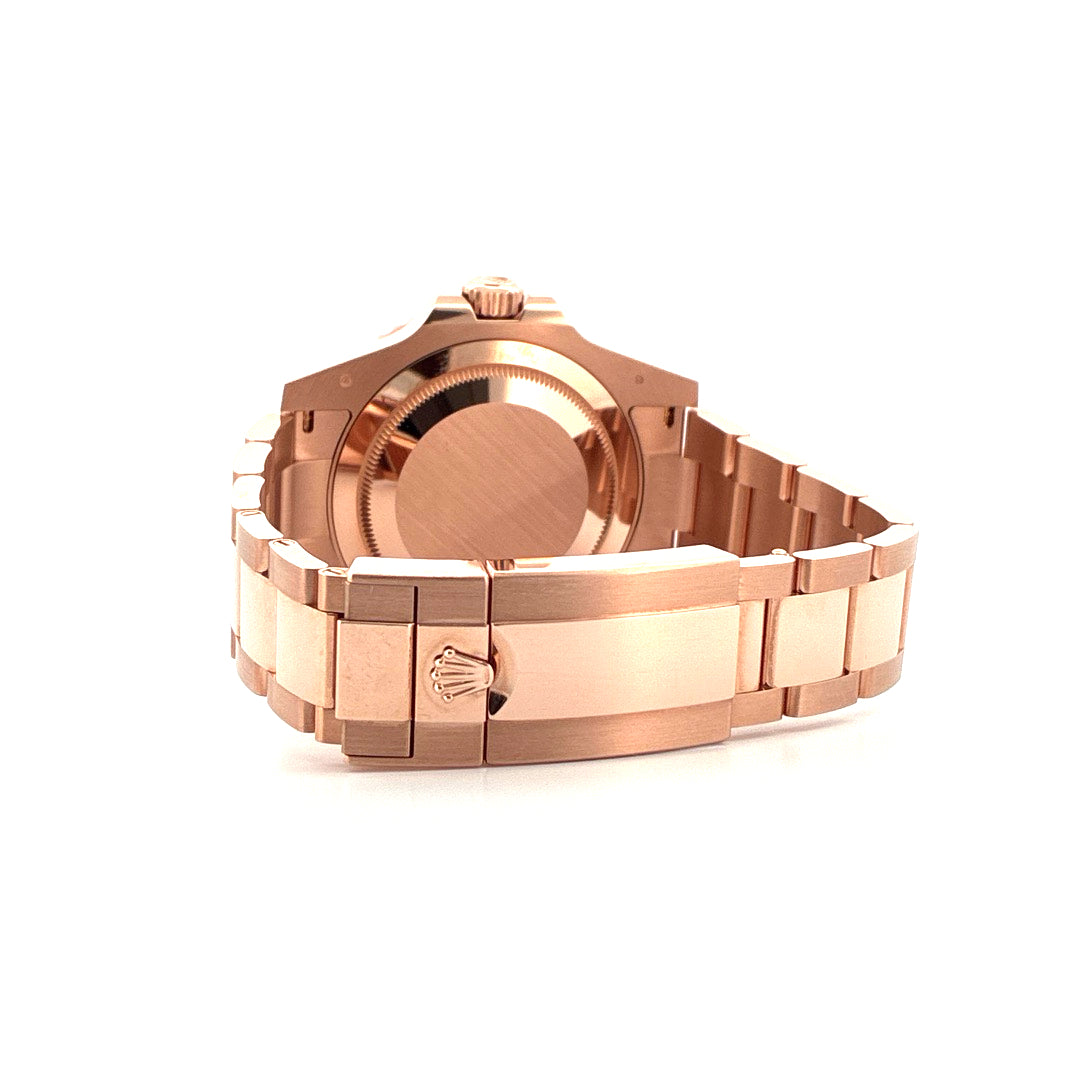 Rolex GMT-Master II Roségold 2022, Rückseite der Uhr mit Roségold-Armband und Schließe