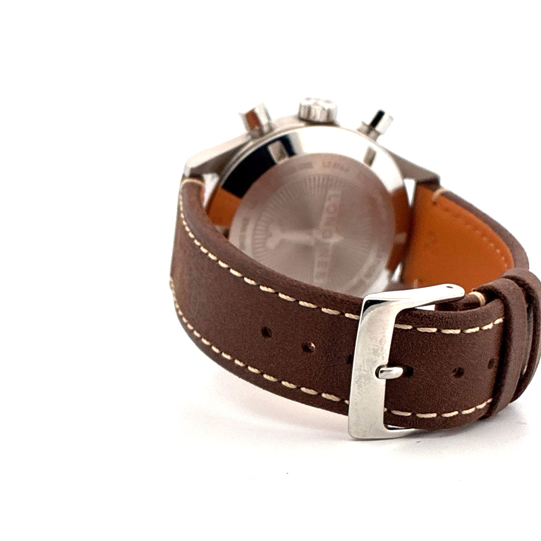 Longines Avigation Bigeye Rückseite mit braunem Lederarmband und Silberschließe auf weißem Hintergrund