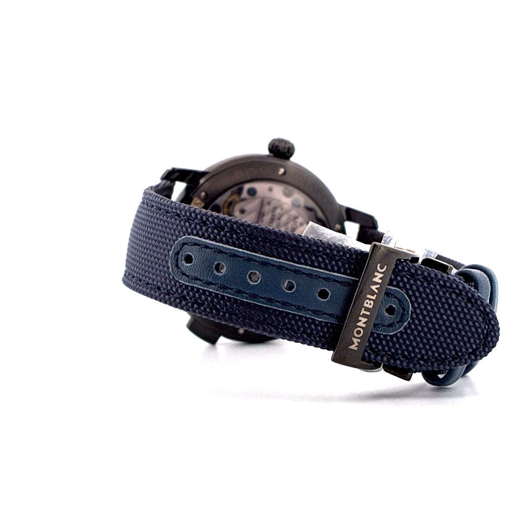 Seitenansicht Montblanc Nicolas Rieussec Chronograph mit dunkelblauem Textilarmband und Montblanc-Schließe