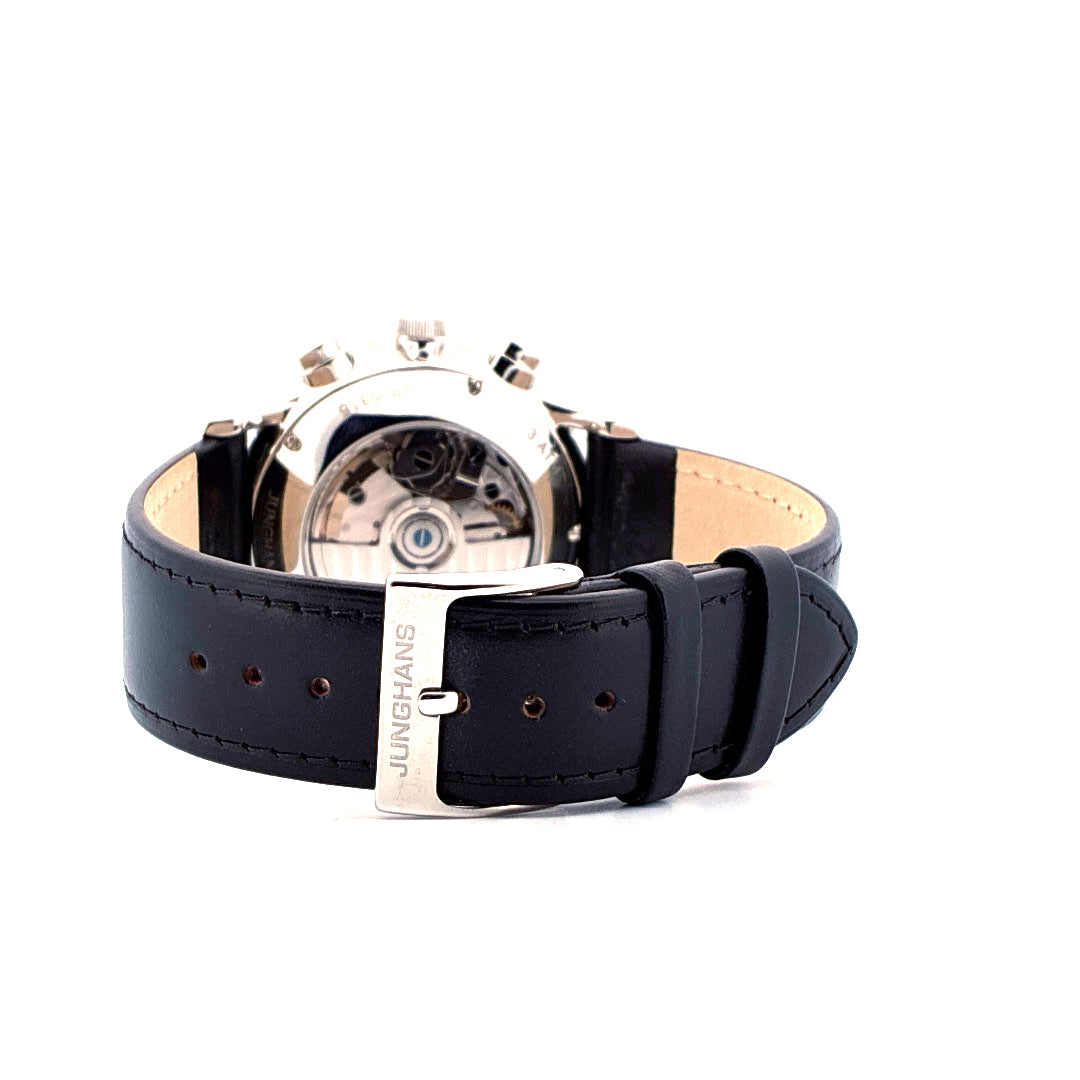 Junghans Meister Chronoscope Rueckseite mit schwarzem Lederarmband und Dornschliesse vor weissem Hintergrund