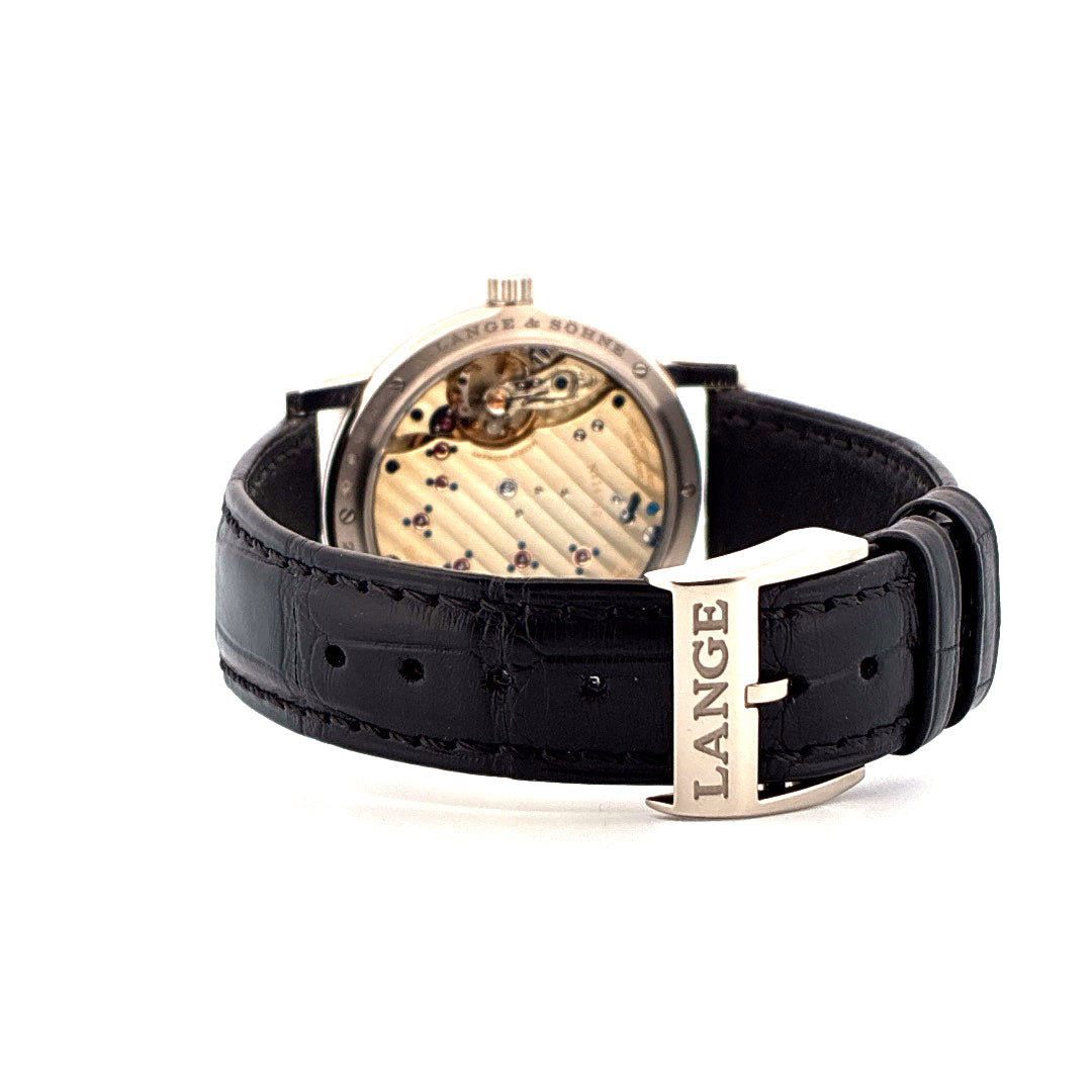 Rückseite einer A. Lange & Söhne Lange 1 mit schwarzem Lederarmband und Dornschließe