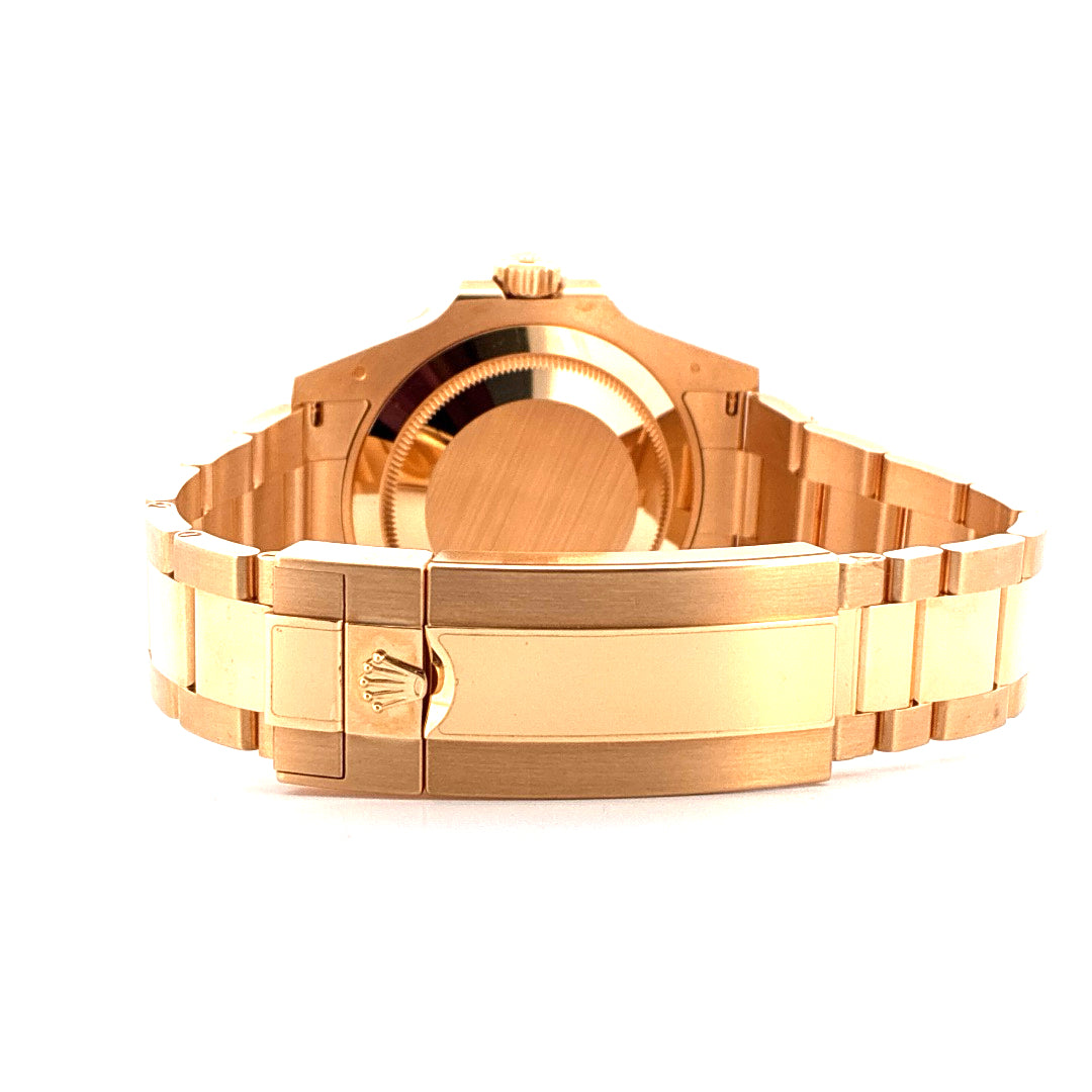Rückansicht einer ungetragenen Rolex Submariner Date aus Gelbgold mit Schließe und Krone