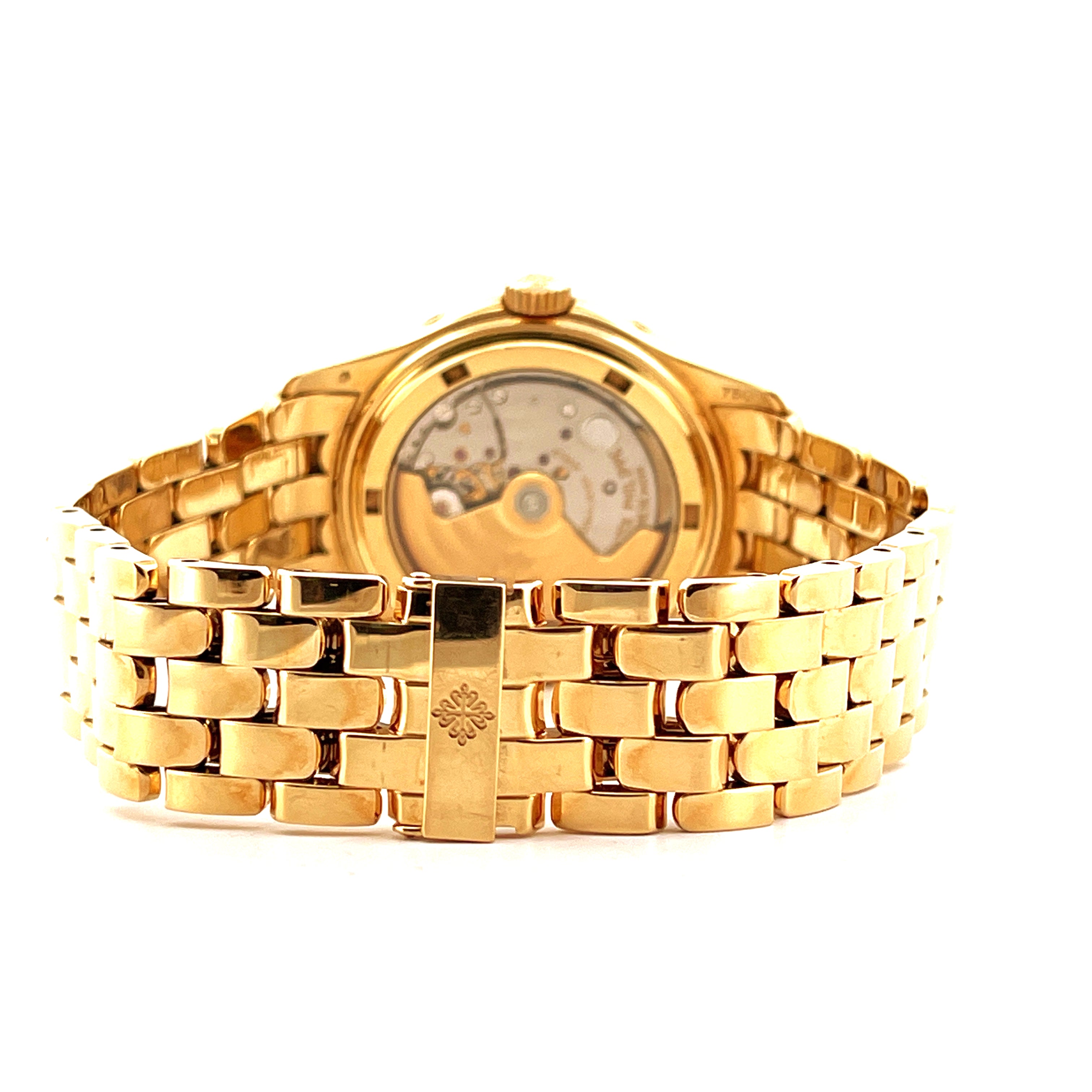 Rückseite einer goldenen Patek Philippe Annual Calendar 5036/1J mit Sichtboden und Gliederarmband