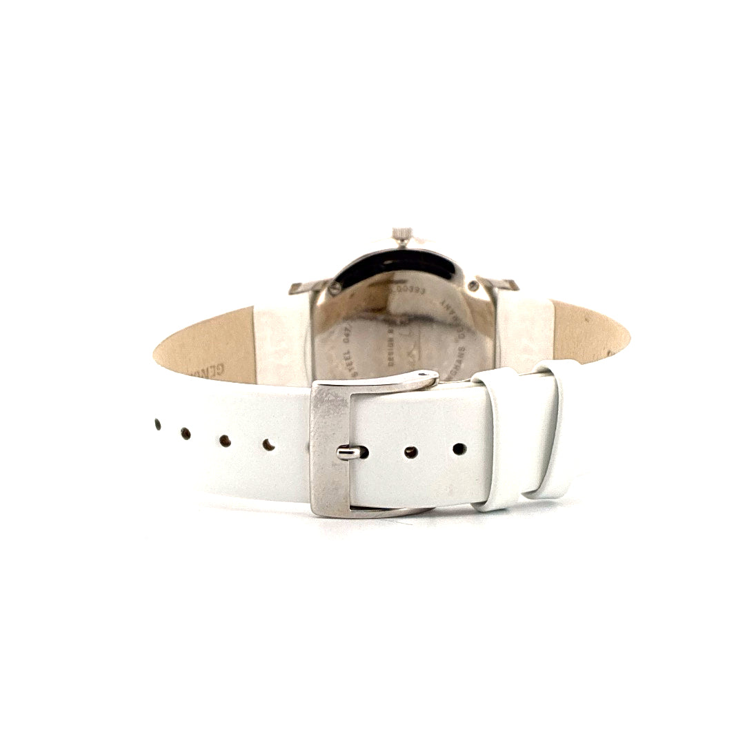 Junghans Max Bill Lady, Rückansicht des Gehäuses mit weißem Lederarmband und Edelstahlschließe