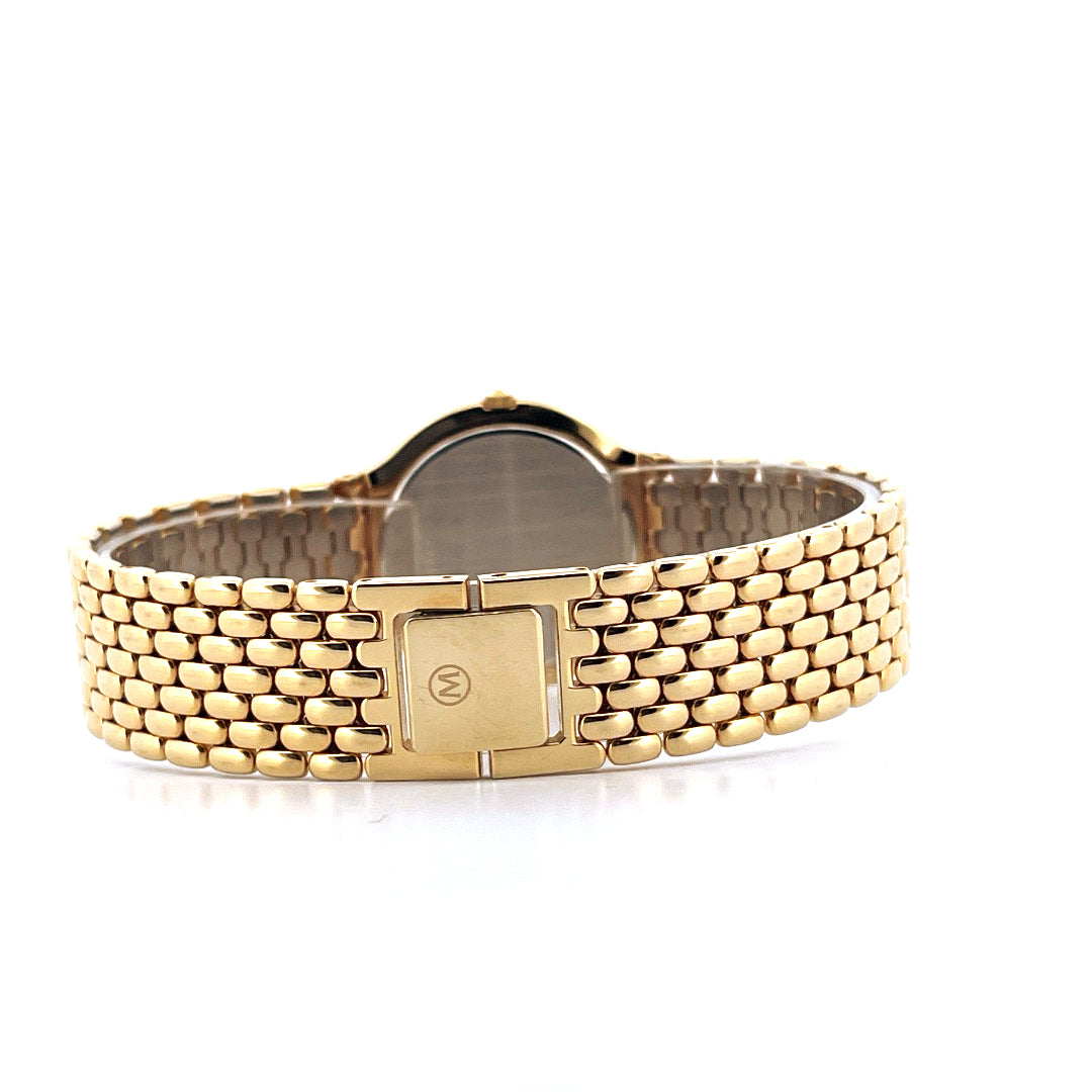 Movado Certo Museum Uhr, goldfarbenes Armband und Schließe mit M-Logo, Rückansicht auf weißem Hintergrund
